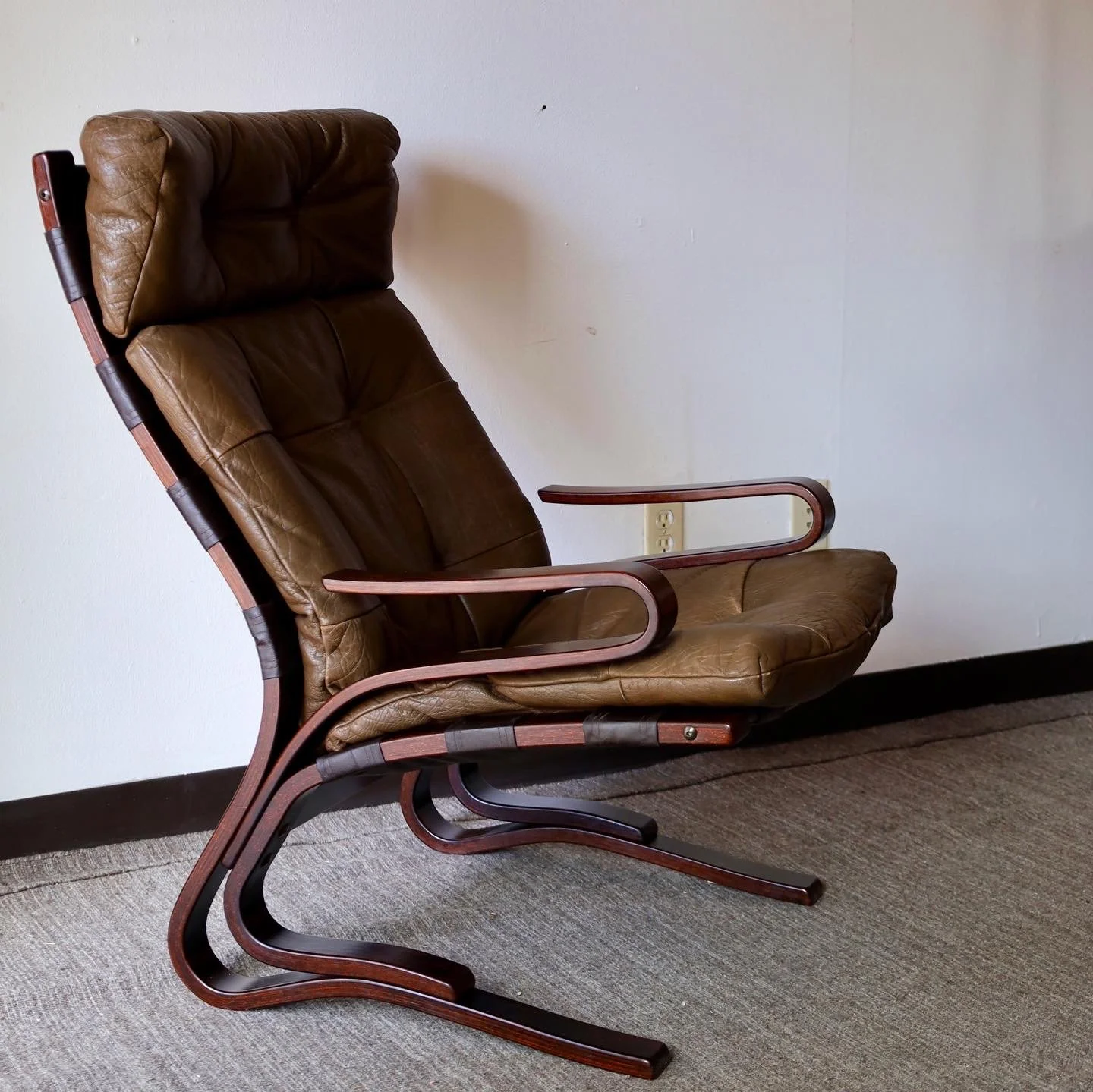 D32228 - $880 (Each - 2 avail) - 25.5"W x 32"D x 40"H - Now in the shop!