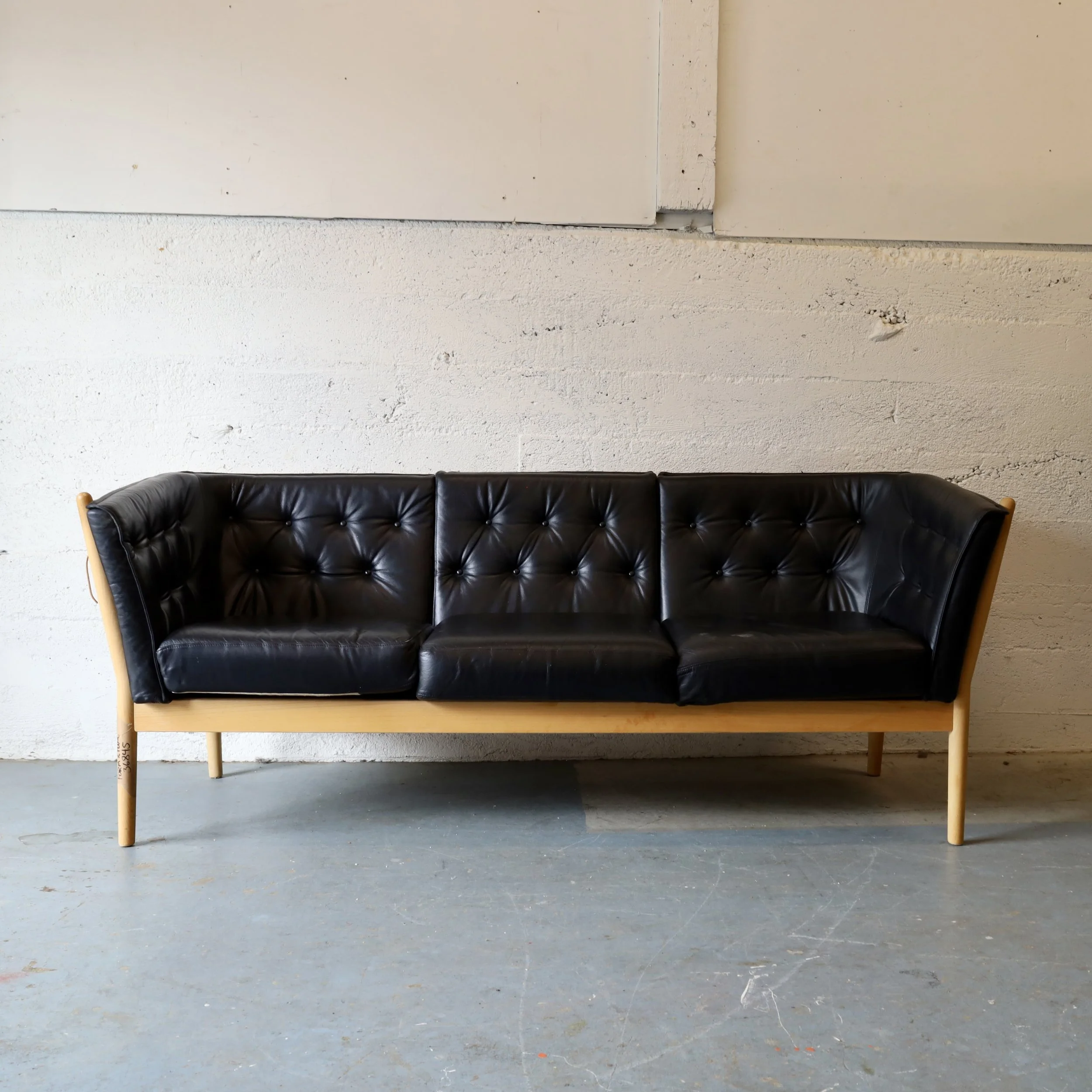 D36845 - Leather Spokeback Sofa - In the shop