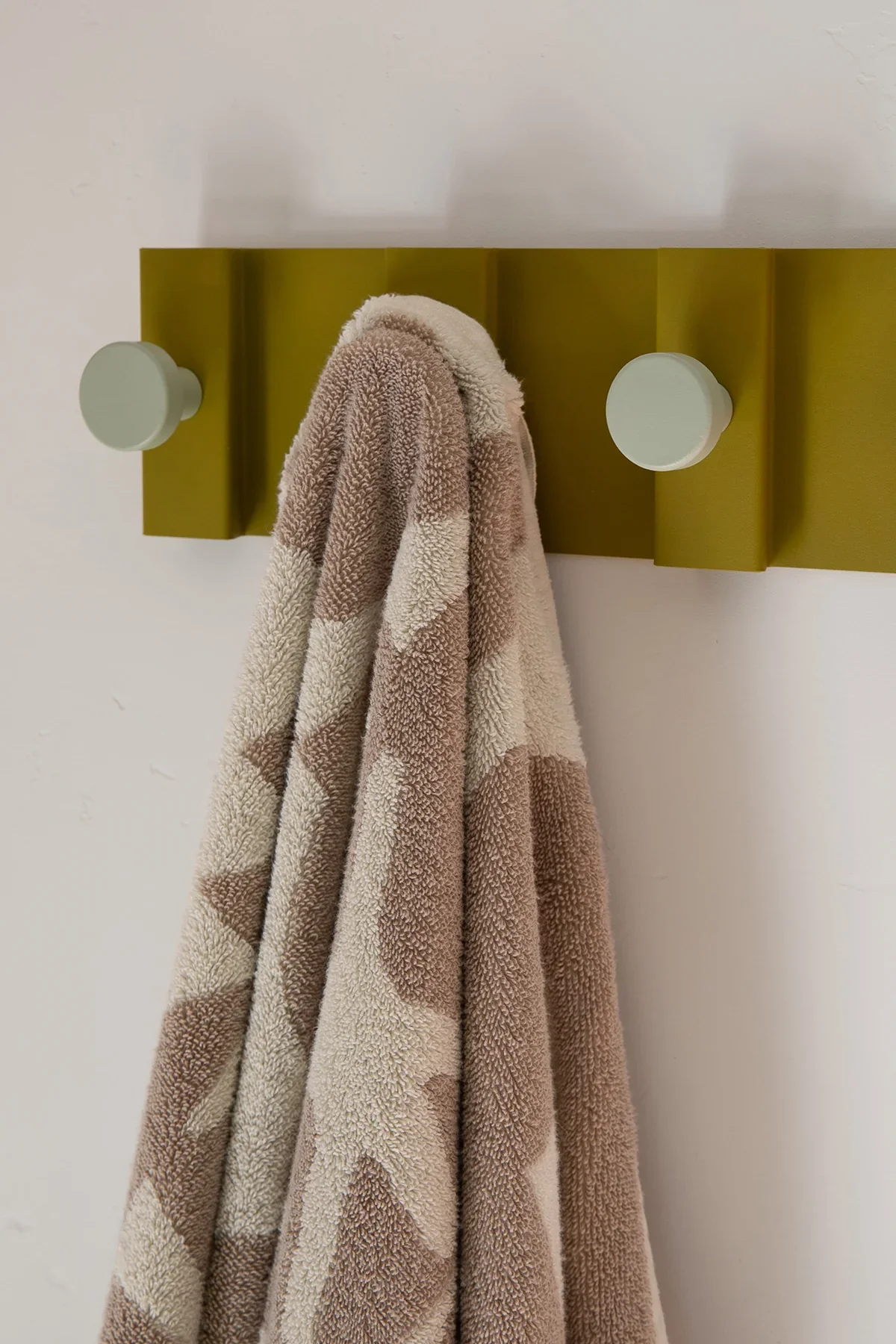 wall-hook-canal-5-olive-sage-3-upton.webp