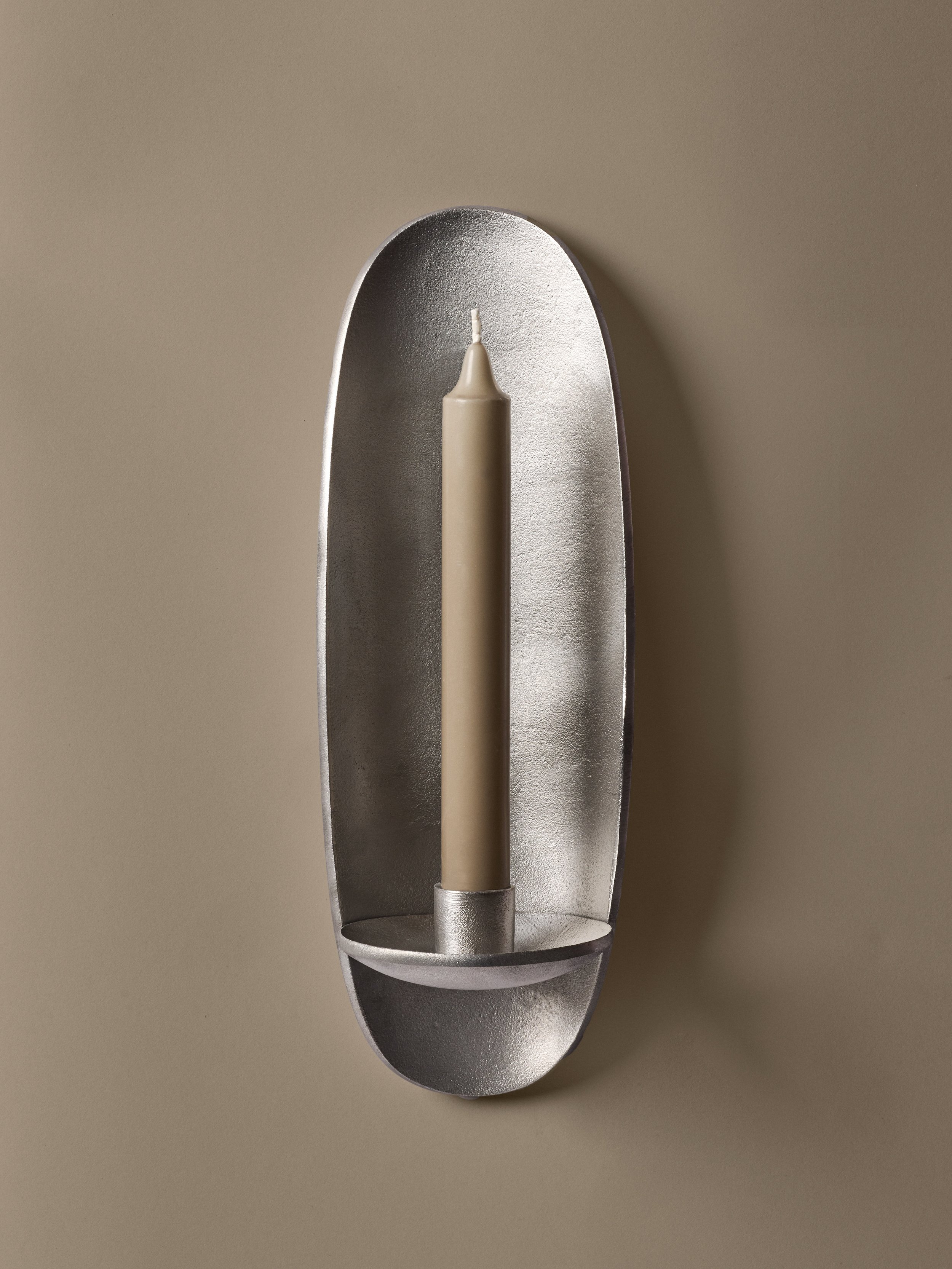 FermLiving_AW25_PackshotsWithBackground_AgapéWallCandleHolder_Aluminium_1104271775.jpeg