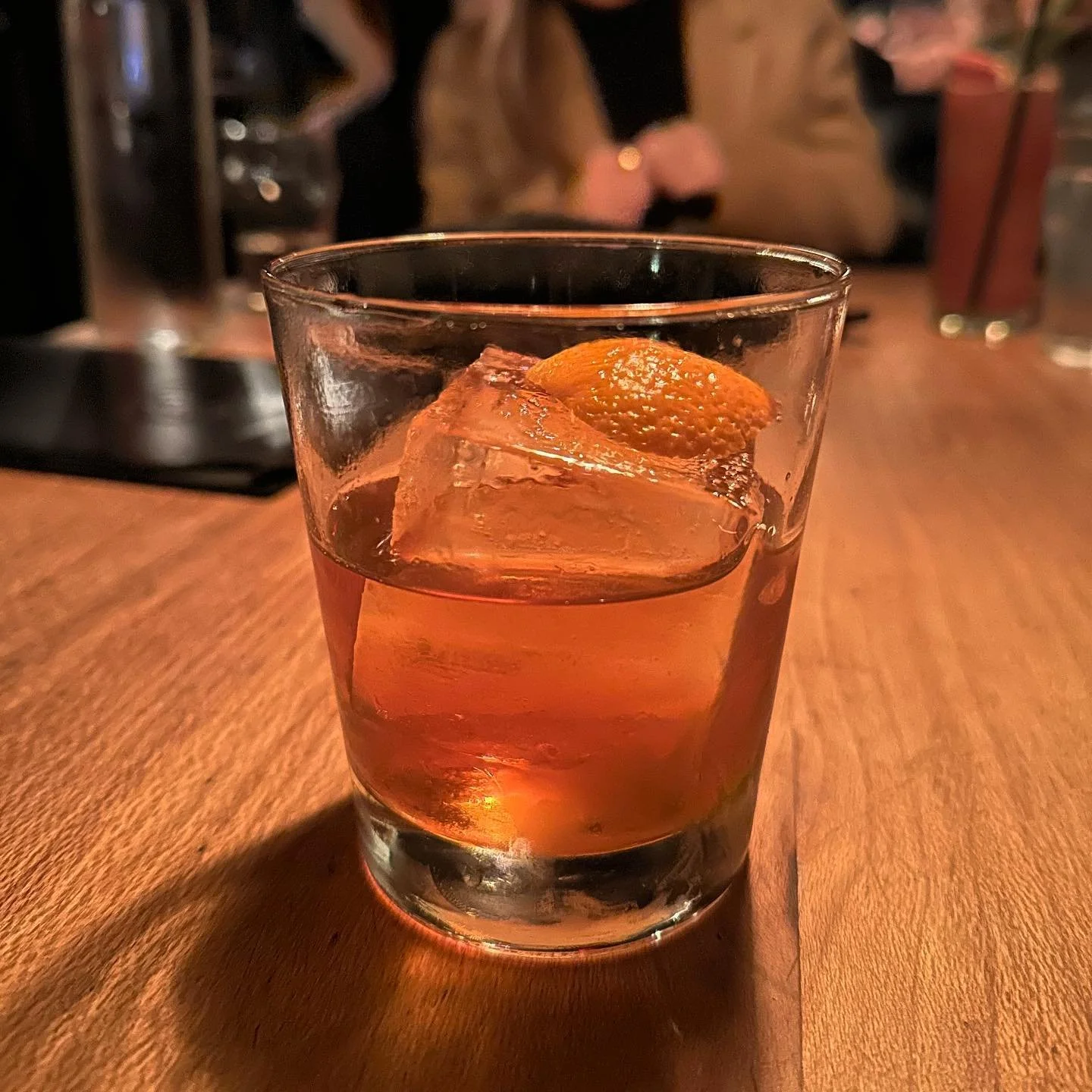 Guys&hellip; we&rsquo;re so back. AND, we&rsquo;re now living in NEW YORK CITY! I&rsquo;m thrilled to present this first old fashioned review now that I&rsquo;m settled in. 

Dodging cars and just making it past the crosswalk at the last second, my b