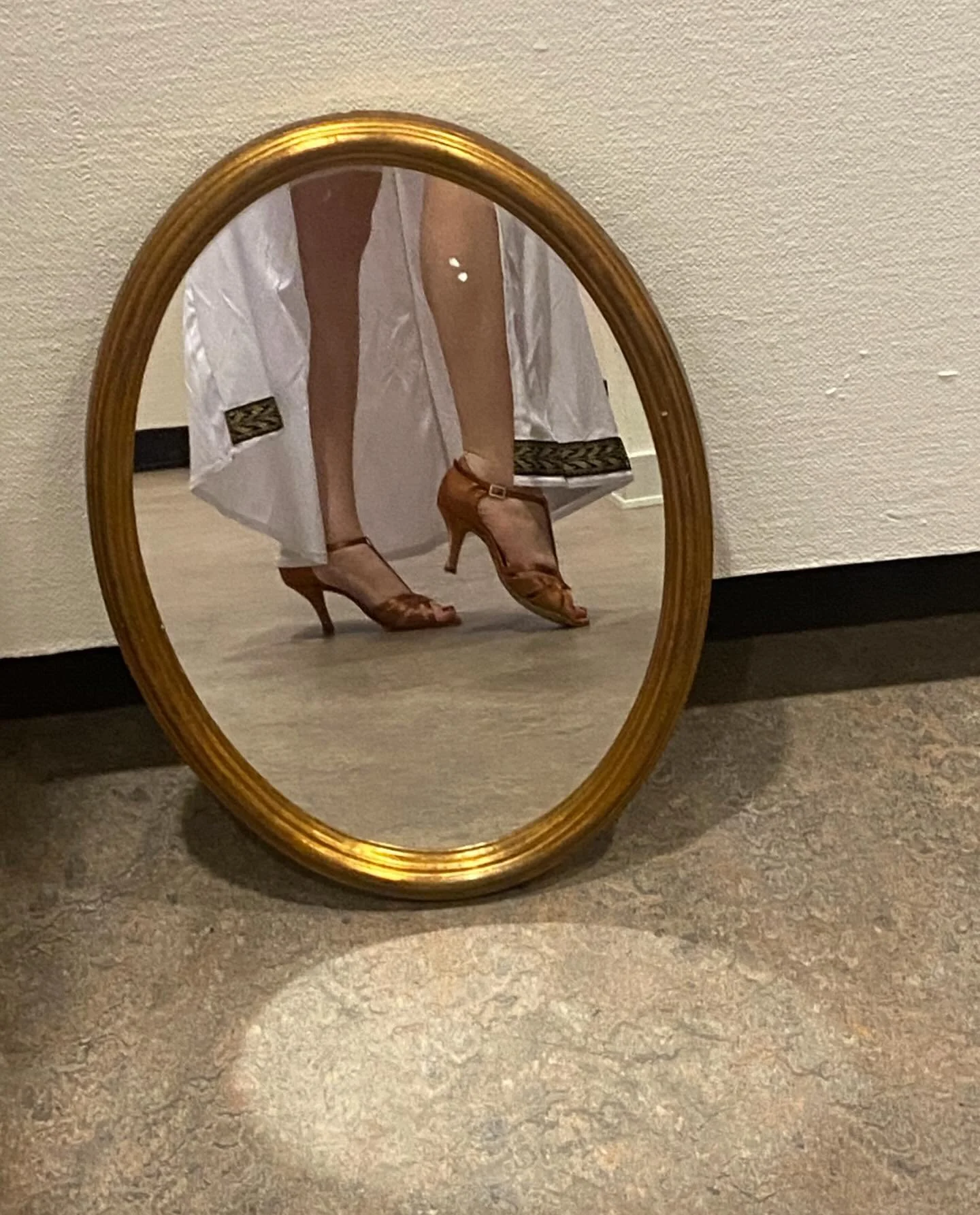 👠 Skodamen kommer! 💃
Den 23. oktober kl. 15 kan du finde dine dr&oslash;mmesko til Girly Heels eller Latin!
Hun har et stort udvalg af smukke dansesko i mange designs &ndash; alt efter hvad du &oslash;nsker 👠✨
Kom og pr&oslash;v, m&aelig;rk og fin