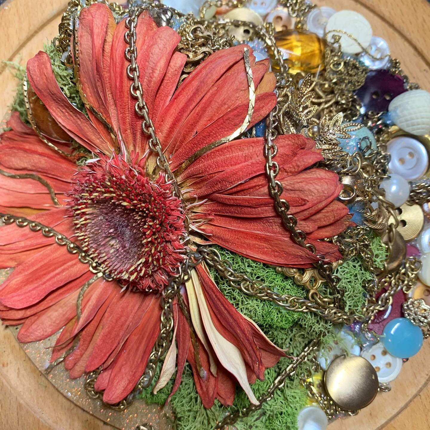 Incorporating preserved flowers left behind by my dear friend Zeta 🌷🌻 #costumejewelry #buttons #assemblageart #preservedflower #goldchain #foundobjects #twodaffodils