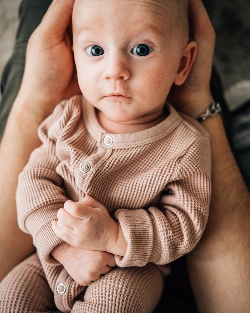 Pokiaľ ste nepri&scaron;li na chuť p&oacute;zovan&eacute;mu foteniu bab&auml;tiek, tak sa objednajte ku mne 🤍

Tamarka pri&scaron;la s rodičmi na fotenie, keď mala 5 t&yacute;ždňov. Cel&yacute; čas zvedavo pozerala, nespustila zo mňa ok&aacute;le.

