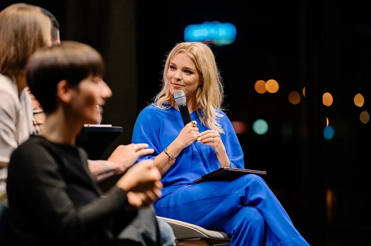 Nedeľn&yacute; Sit down s Veronikou na kr&aacute;snom mieste na Dunaji v @ponton.sk 

V dokonalej r&eacute;žii t&yacute;chto dvoch super women @hanakobliskova a @lettrichova_ 

Predstavenie je vždy tlmočen&eacute; do posunkov&eacute;ho jazyka.

#sitd