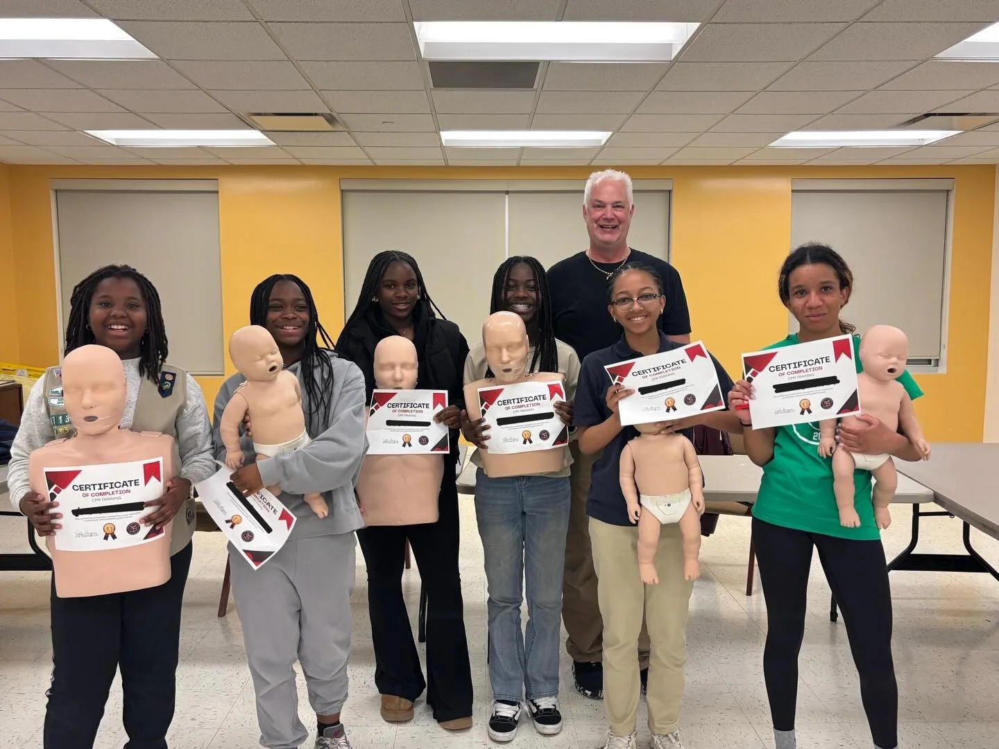 CPR training day with Girl Scouts 💚
Never too young to learn life-saving skills and be a hero 🫶 So proud of these girls for stepping up and building confidence to help others! 💪✨
#GirlScouts #CPRTraining #FutureHeroes #BePrepared #LifeSkills Commu