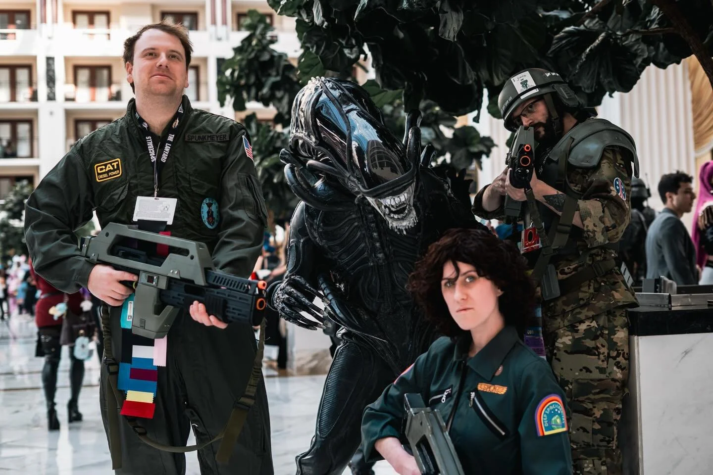 Some Sunday morning peace and quiet with @americas.ass.cosplay and @allicatcosplay at @katsucon_ninjas 

#alien #aliencosplay #hrgiger #katsucon