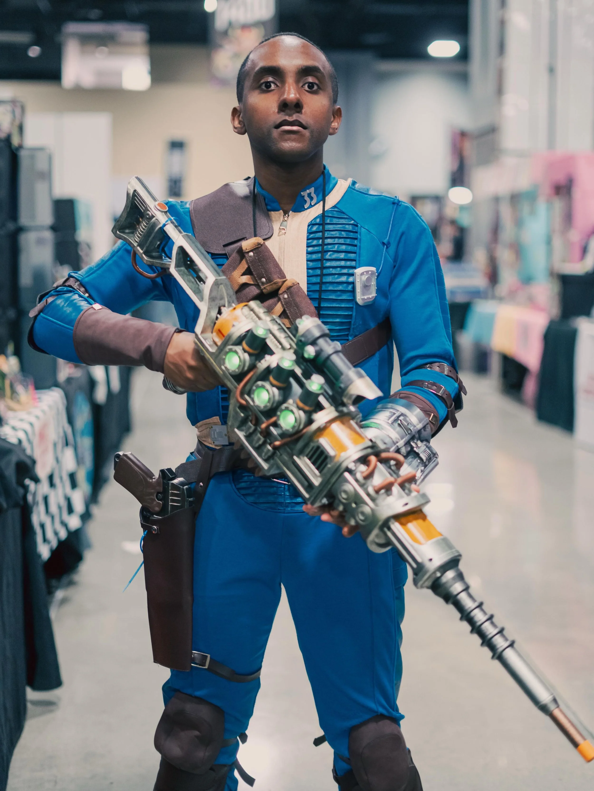 I missed the @falloutforhope Wasteland Jamboree last weekend but got quite a few @fallout cosplayers at @awesomecons ! Here&rsquo;s @amirstoudamire with a ton of cool gadgets!

#falloutcosplay #vaultdweller #fallout #awesomecon #vaultdwellercosplay