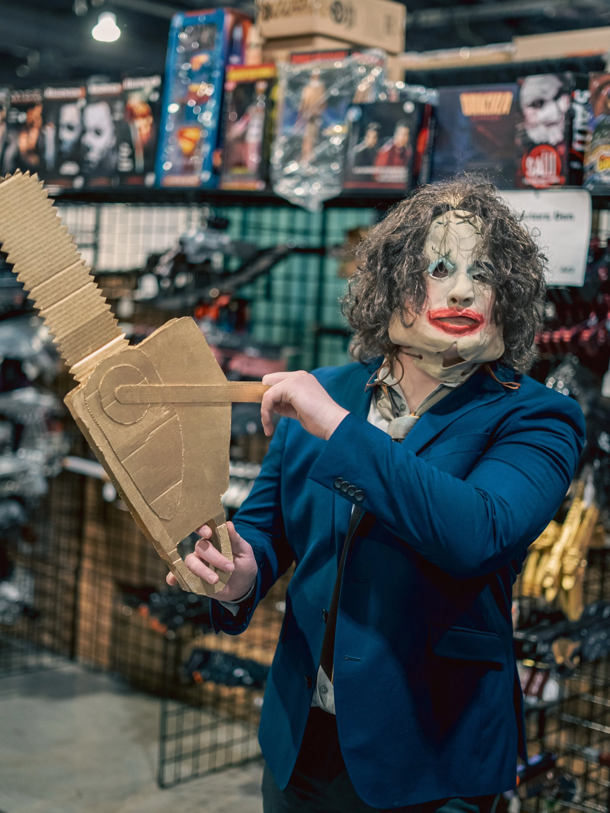 Looking forward to attending my first @maryland_pop_and_horror_con this weekend to check out some cool horror stuff! This photo is from the recent @fanexpophiladelphia which was a lot of fun! Cosplayer didn&rsquo;t have instagram. 

#texaschainsawmas