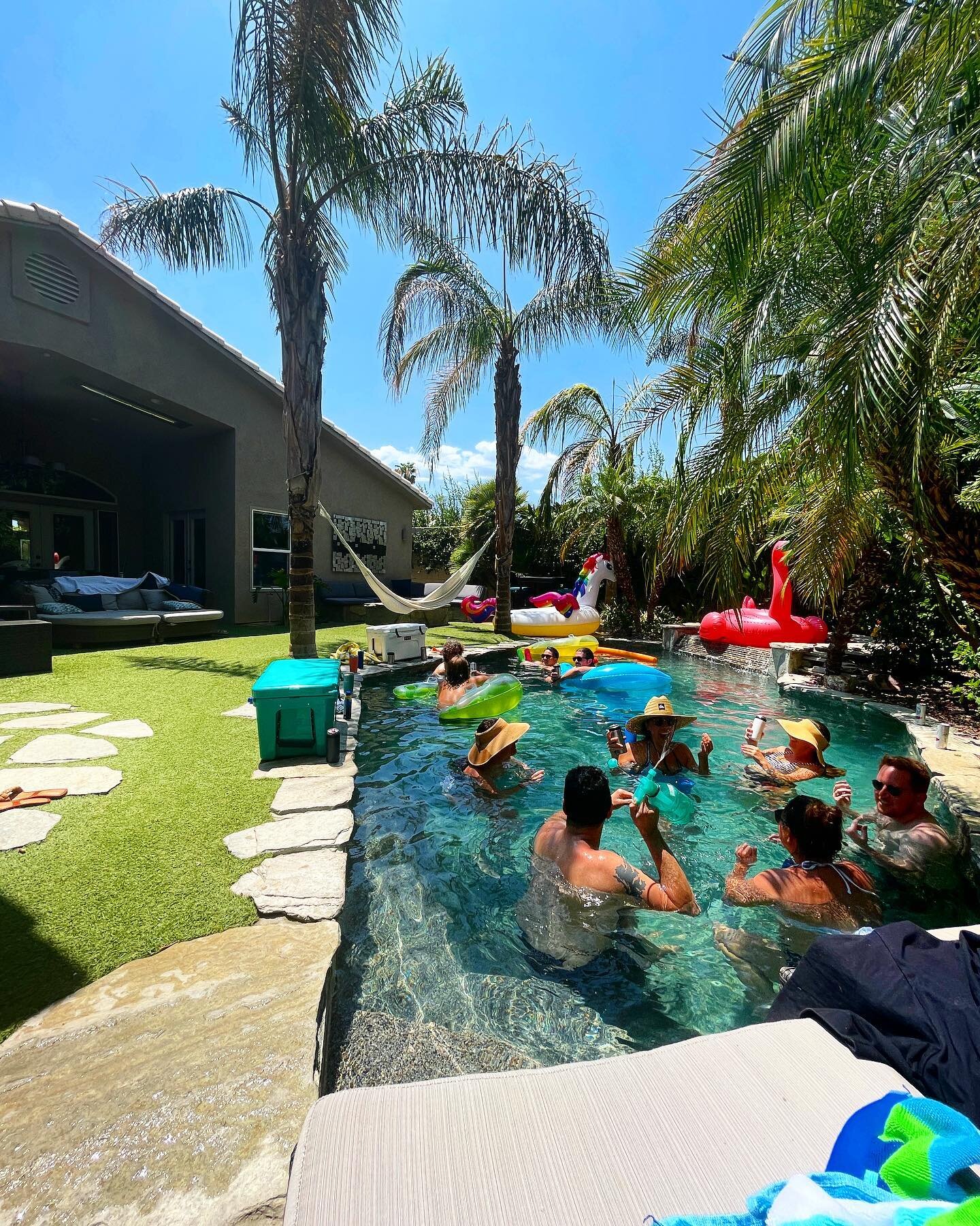 Summer Daze&hellip; @casadashley 

#palmsprings #cathedralcity #california #109degrees #poolparty #iceblock #party #houseparty #swimming #summer #friends #memories #bellylaughs