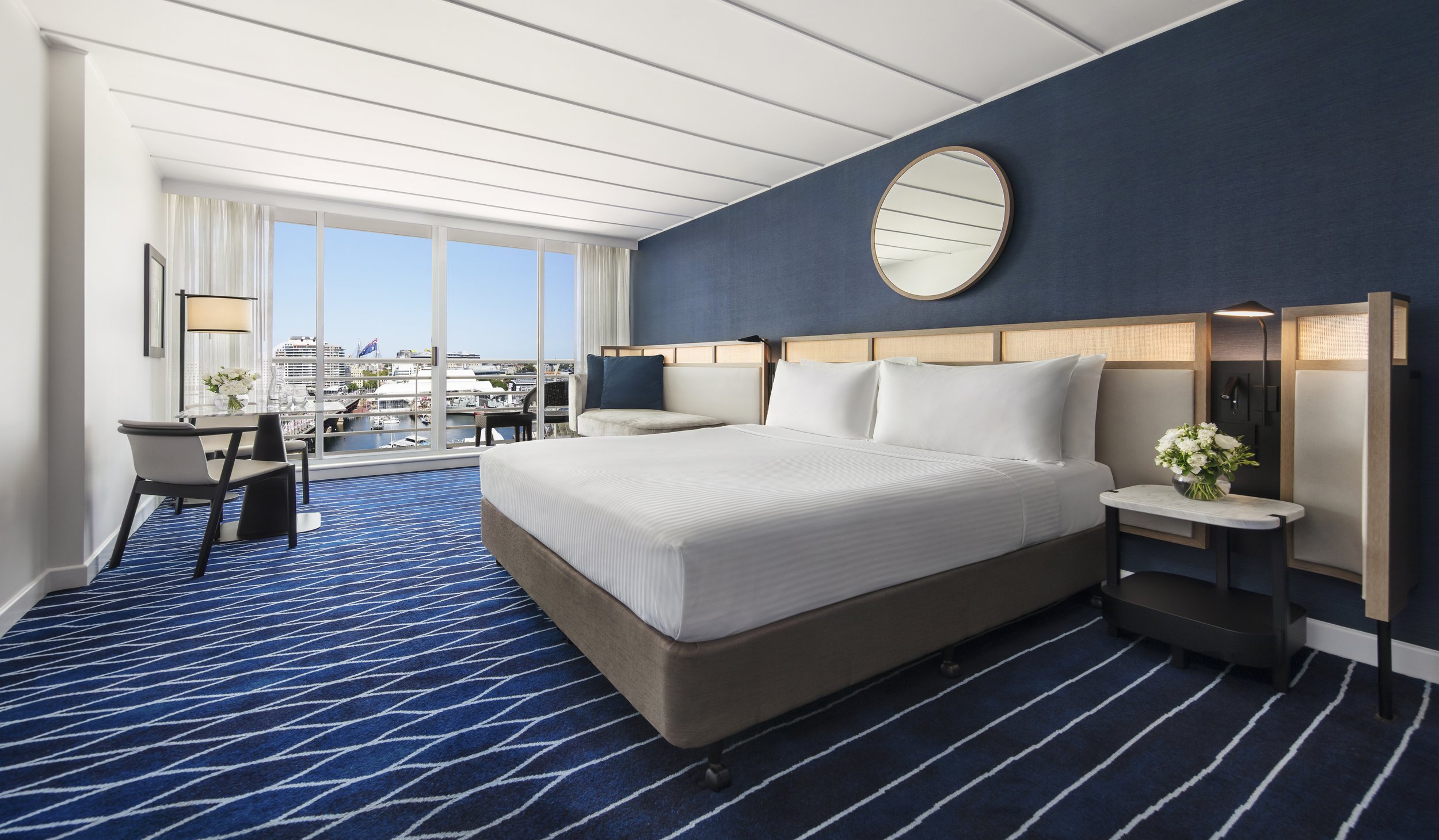 SYDRS-P0249-King-Bed-Harbour-View-Balcony.jpg