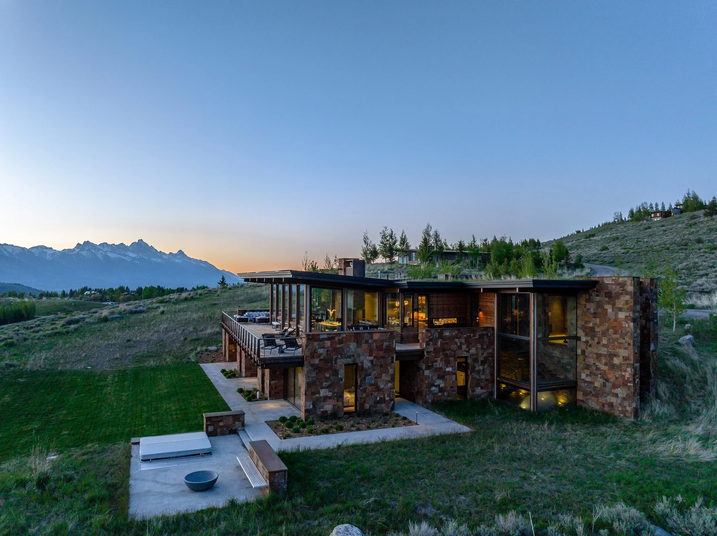 Ward_Blake_Architects_Ridge_52_Residence_Exterior_Dusk_Aerial_Side_Elevation.jpg