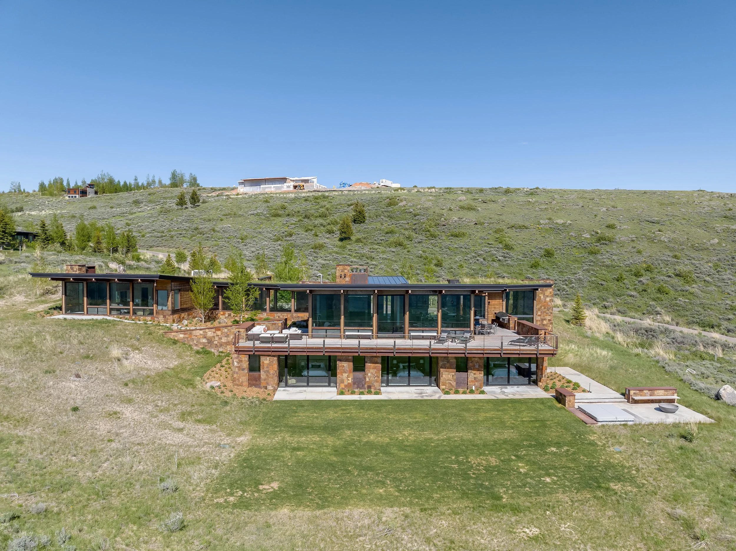 Ward_Blake_Architects_Ridge_52_Residence_Exterior_Mountain_Backdrop.jpg