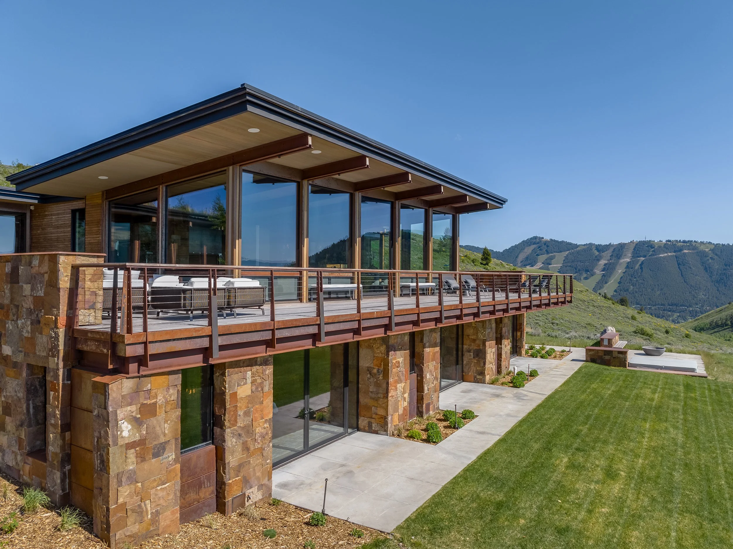 Ward_Blake_Architects_Ridge_52_Residence_Exterior_Upper_Lower_Deck_Backyard.jpg