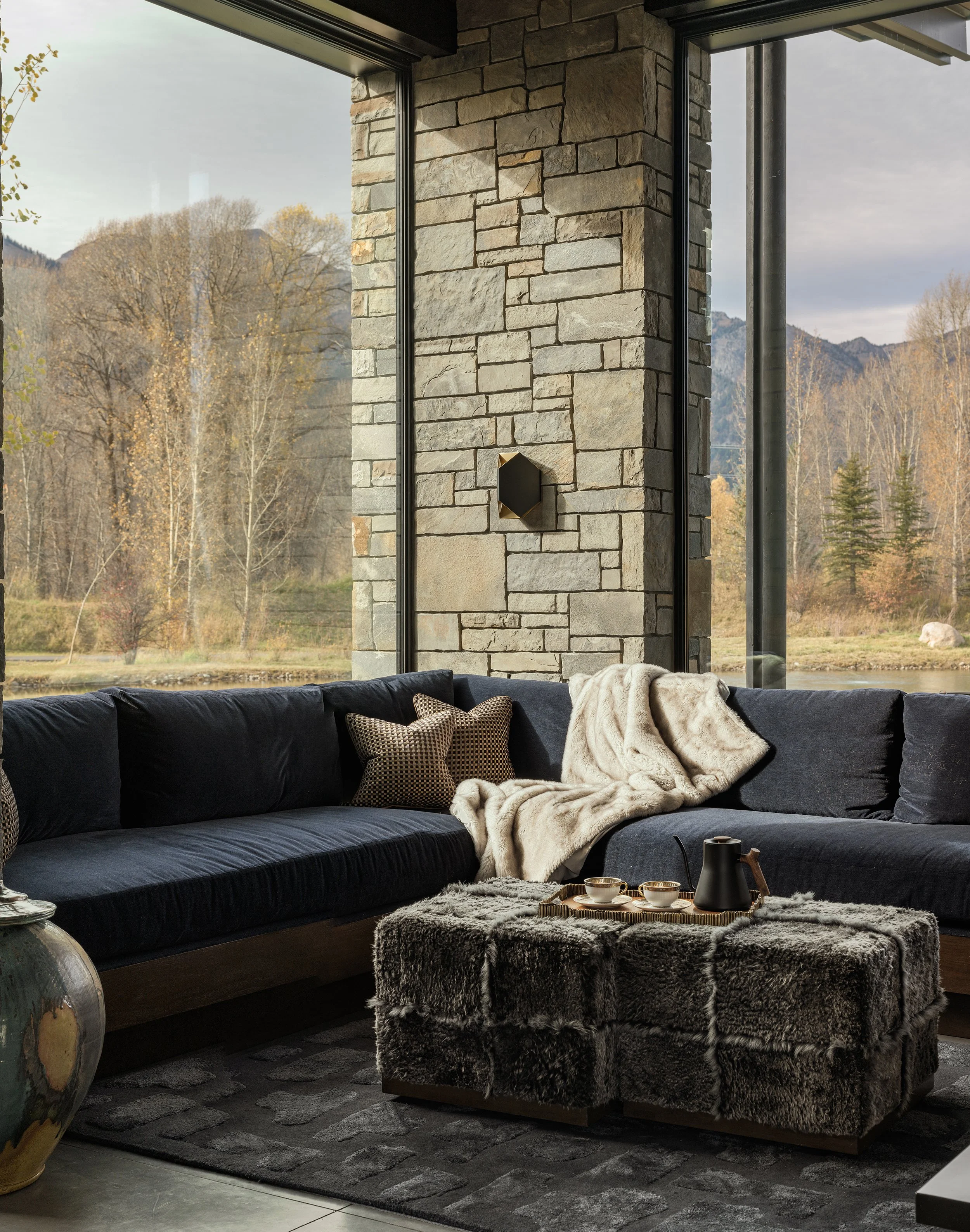 Ward_Blake_Architects_ChaChe_Resdience_Sitting_Nook_View_Stone_Concrete_Mountain_Views.jpg