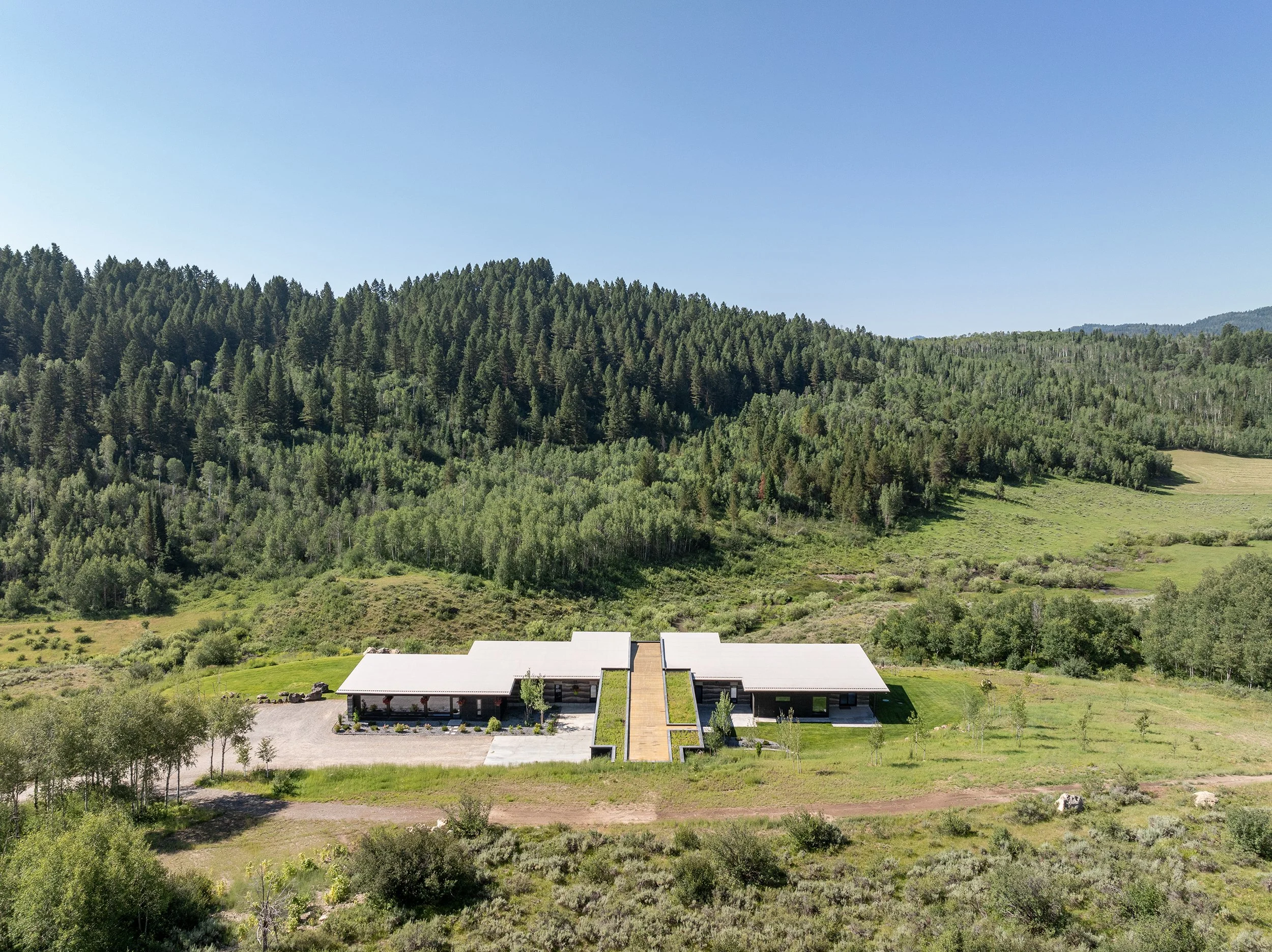 Ward_Blake_Architects_Freedom_Residence_Exterior_Drone_Mountian_View.jpg
