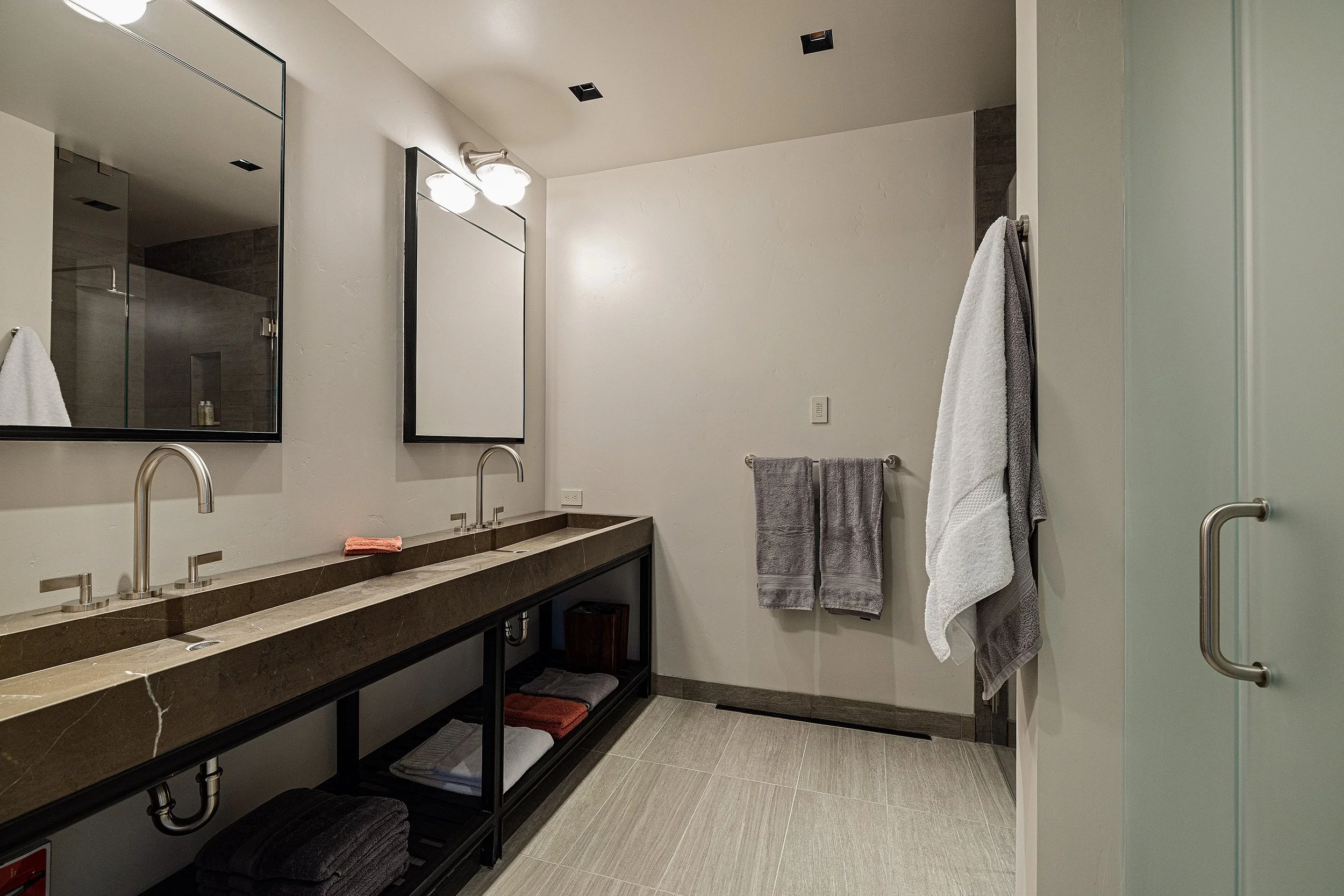 Ward_Blake_Architects_Ridge_52_Residence_Interior_Primary_Bathroom.jpg