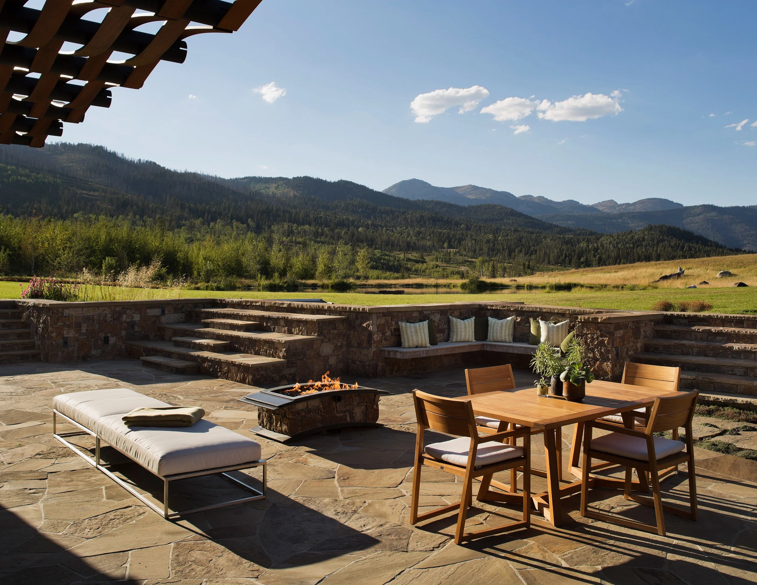 Green_Knoll_Residence_Luxury_Custom_Modern_Homes_Backyard_Patio.jpg
