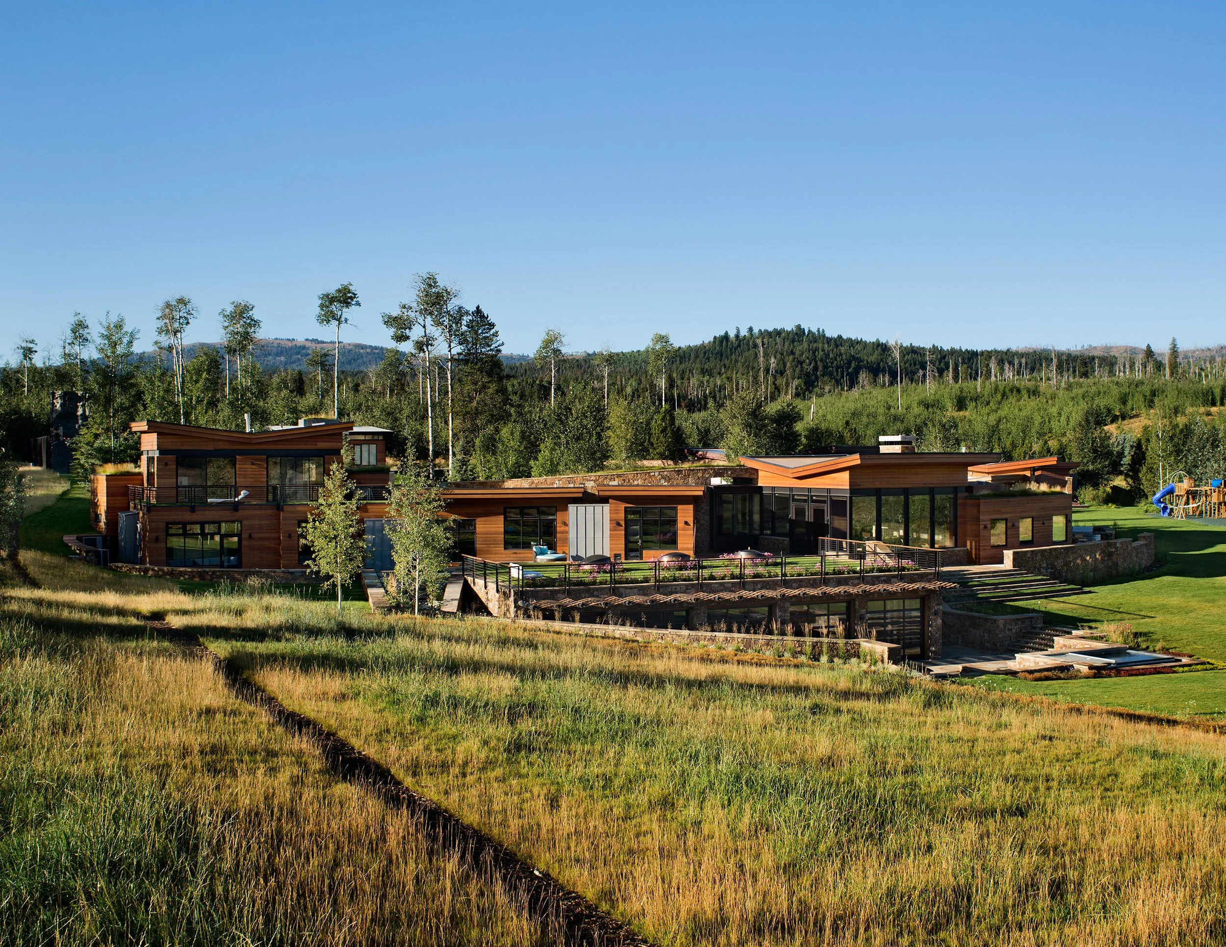 Green_Knoll_Residence_Luxury_Custom_Modern_Homes_Bakcyard_View.jpg