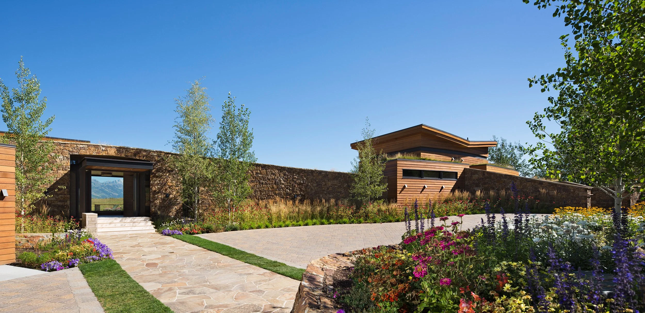 Green_Knoll_Residence_Luxury_Custom_Modern_Homes_Front_Driveway.jpg