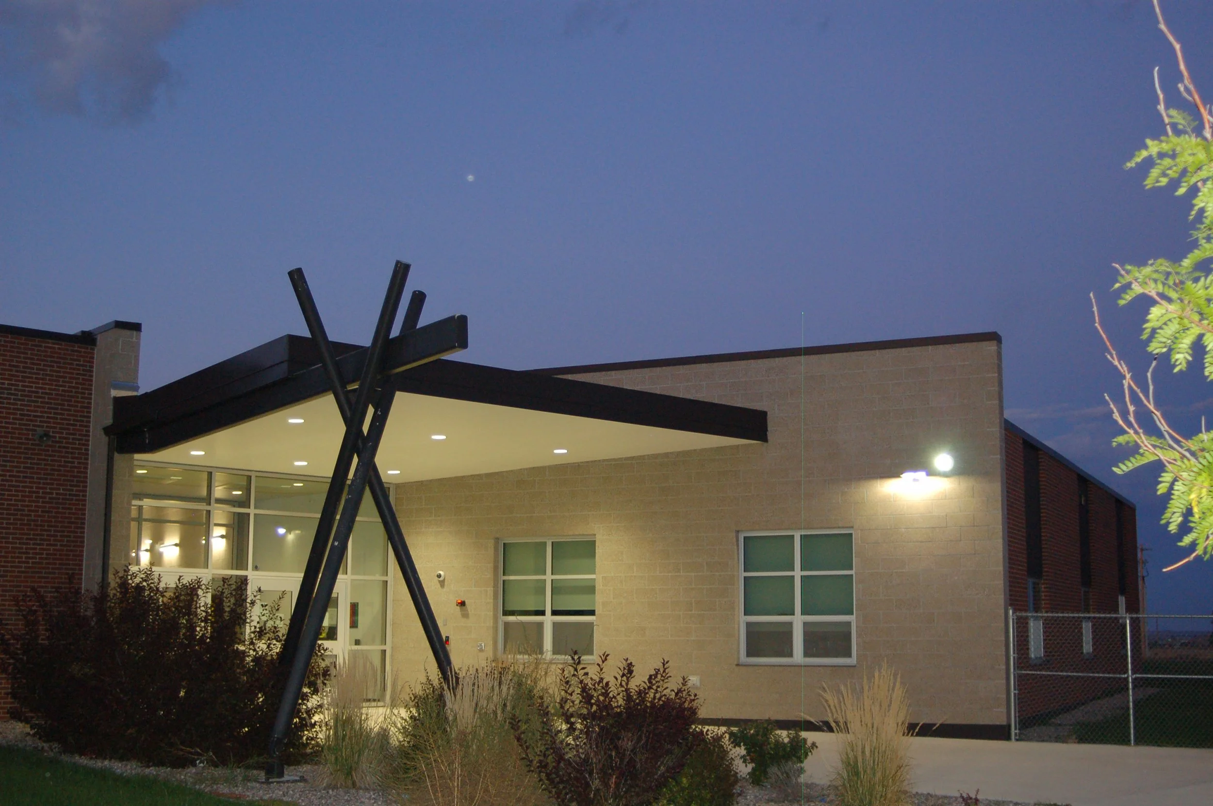 Ward_Blake_Architects_Fort_Washakie_K-8_Exterior_Entrance_Twilight.jpg