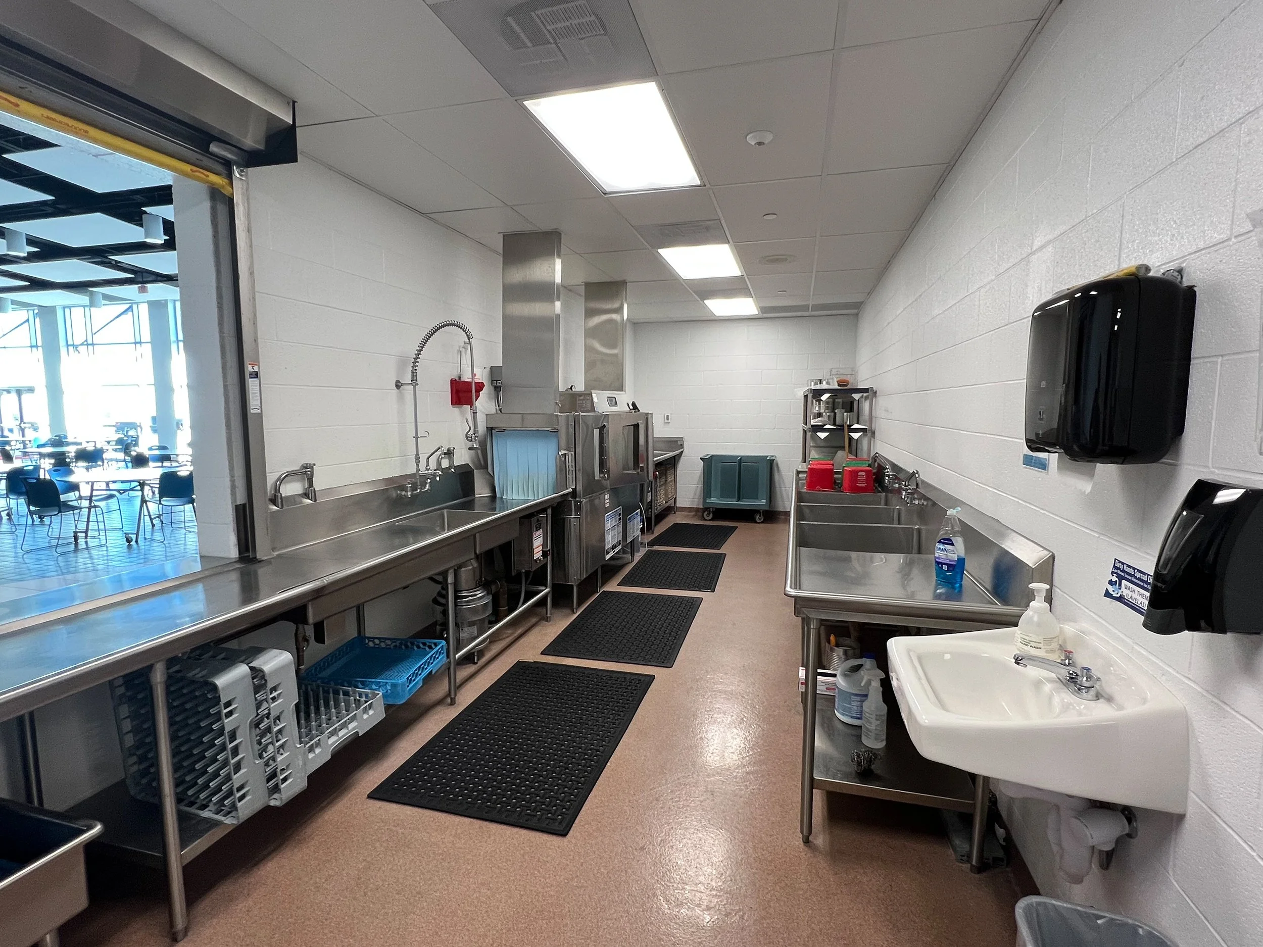 Ward_Blake_Architects_Fort_Washakie_K-8_Interior_Commerical_Lunchroom_Serving_Area.jpg