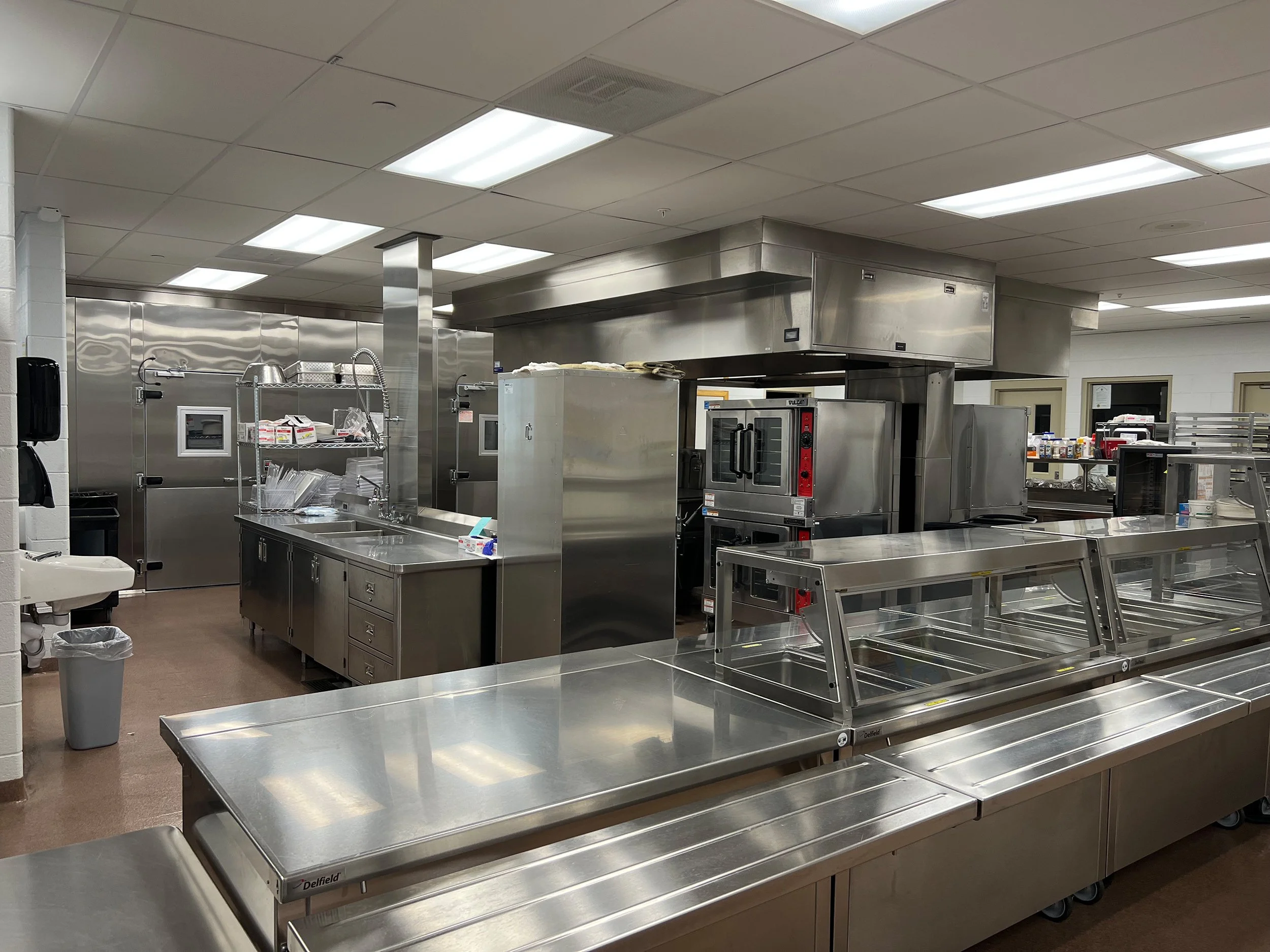 Ward_Blake_Architects_Fort_Washakie_K-8_Interior_Commericla_Kitchen_3.jpg