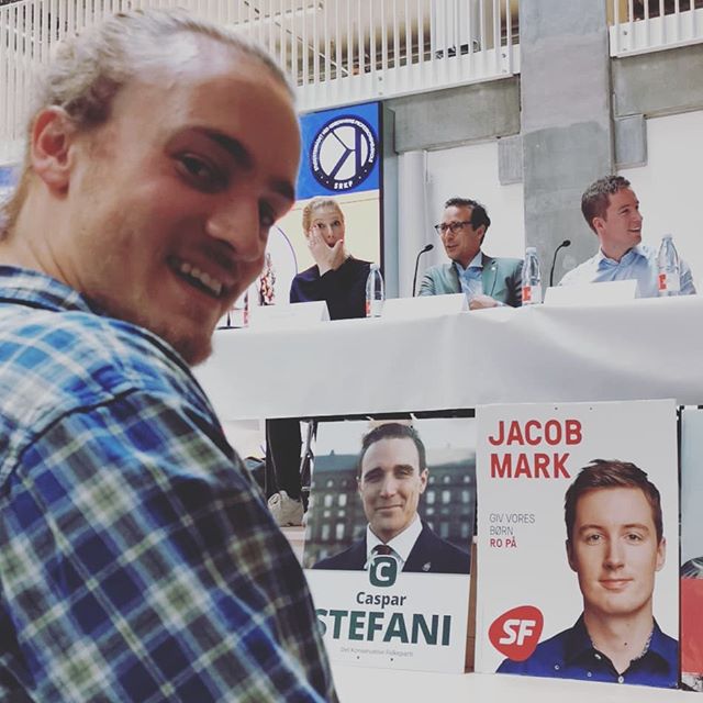 Vi er til debat med @sofiecarstennielsen @casparstefani @jacobmarkfolketinget @mette.reissmann @rosa_lund og @mogensennick . Vi håber de er klar på at prioritere uddannelse på et niveau som Danmark kan være stolt af. #uddpol #debat #valgkamp