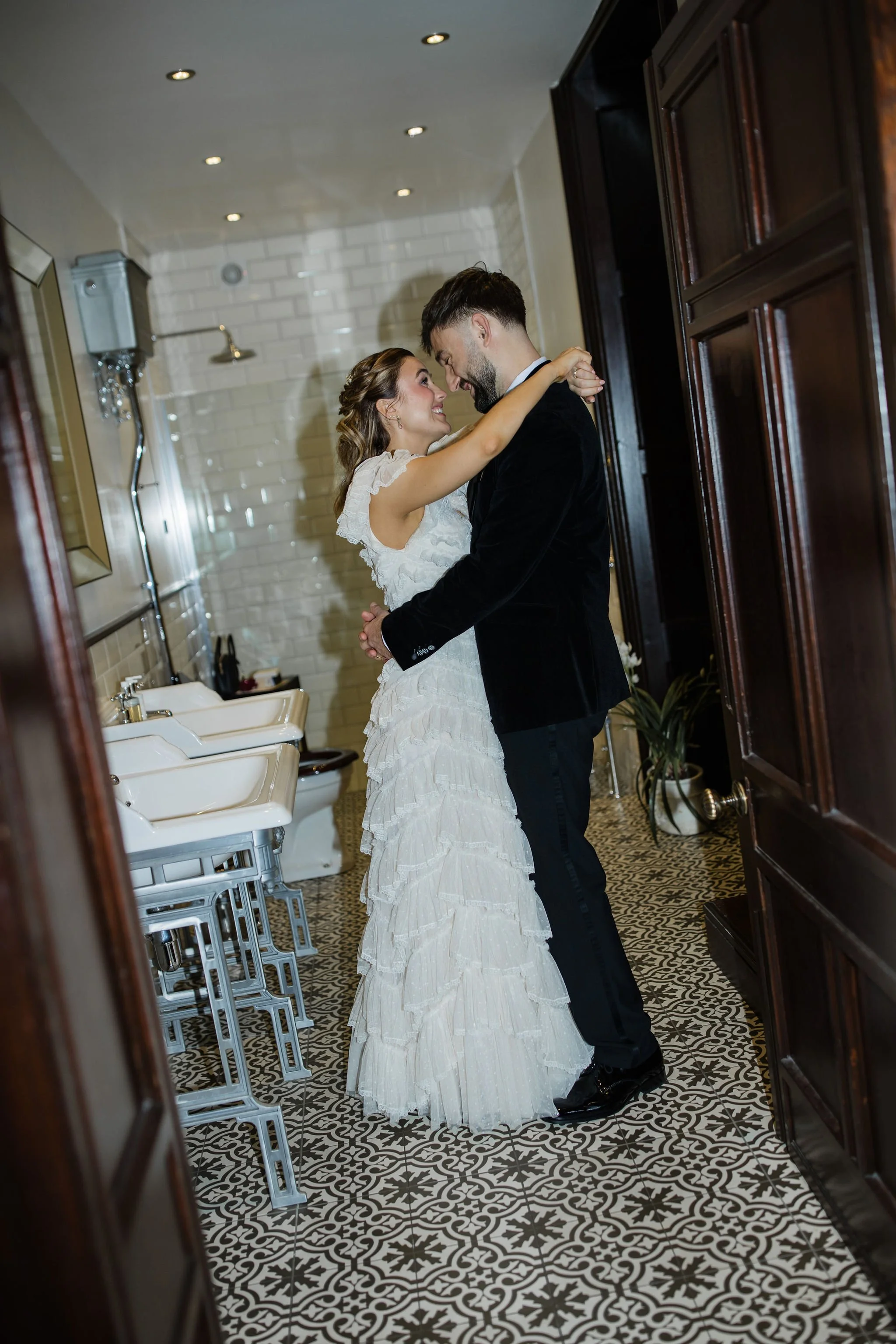 Timeless- authentic-wedding-photography-luxuryfeel-theoldhallely95.jpg