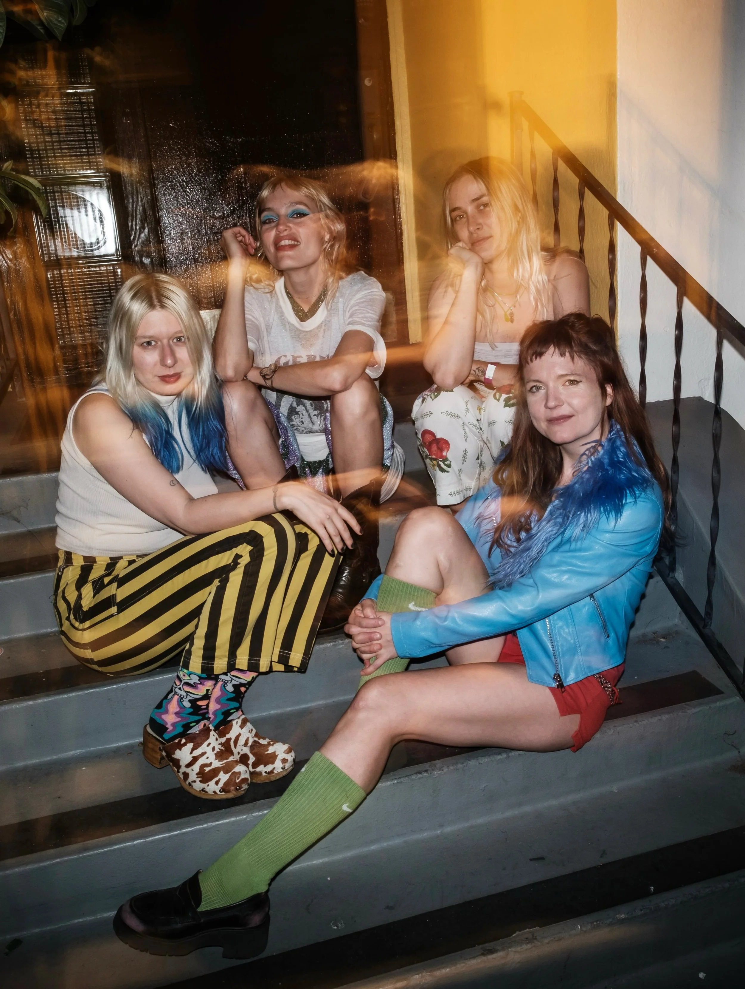 CISSI TV LIVE SEP 17 supporting @sweeping.promises at @sidthecatauditorium 
Pspspsps 😏

Photo @wymorepatrick 
Live clip @deathvalleygirls