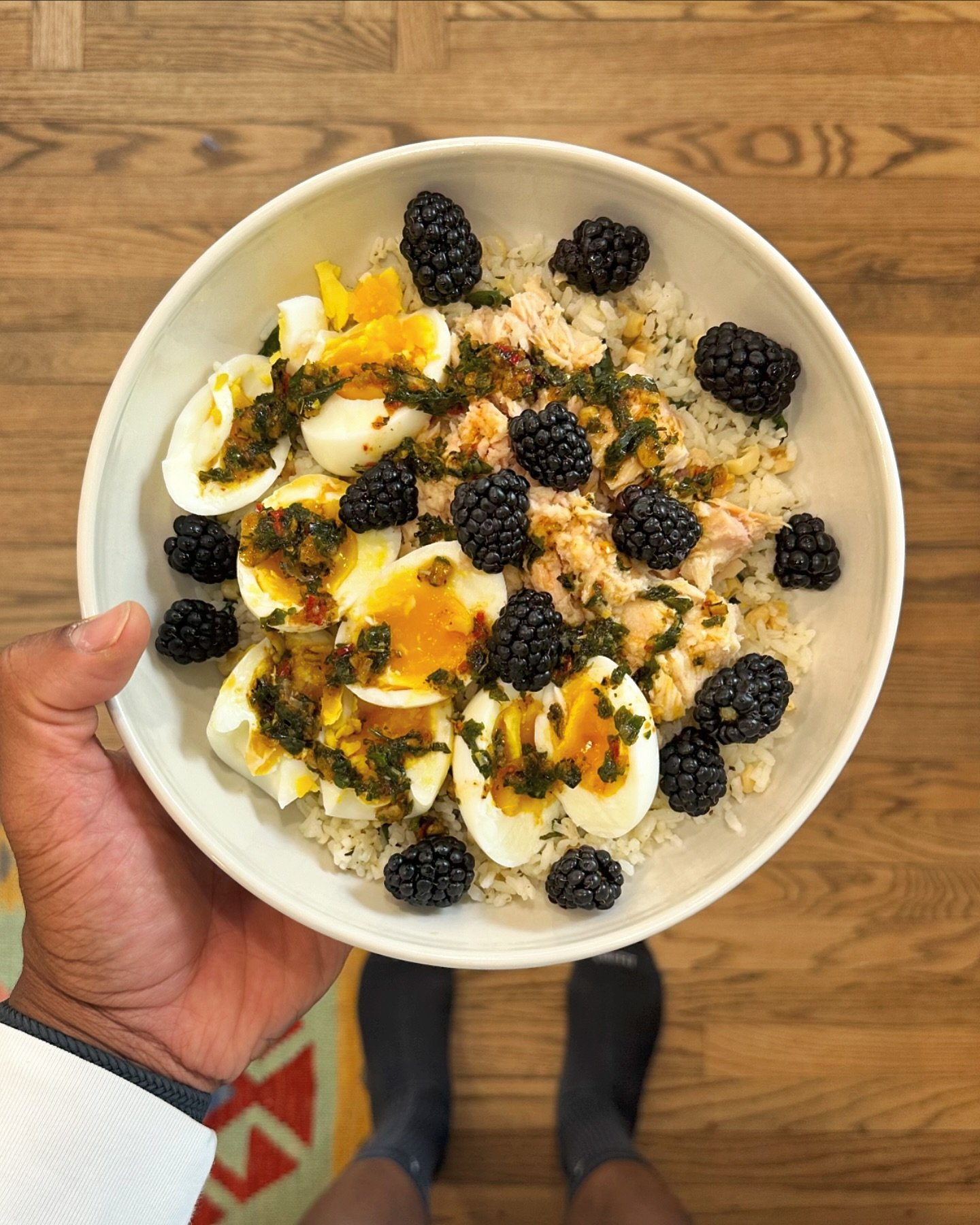 celery seed + ramp fried rice topped with jammy eggs, blackberries, tuna, and a ramp chimichurri. a millennial hudson valley weightlifter who grew up in a Gullah Geechee kitchen&rsquo;s dream🥹💚🩵🩷🤍🤎

#WesSlayCooks 

(tagging @kreebalicious for h