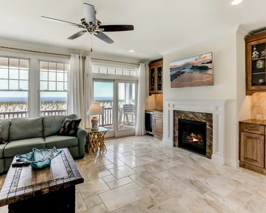 7f718c830c58b027_3566-w550-h440-b0-p0-q87--beach-style-family-room.jpg