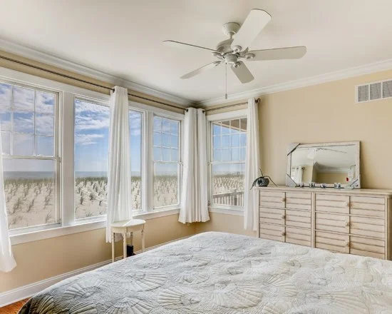 b70181650c58b04a_6177-w550-h440-b0-p0-q87--beach-style-bedroom.jpg
