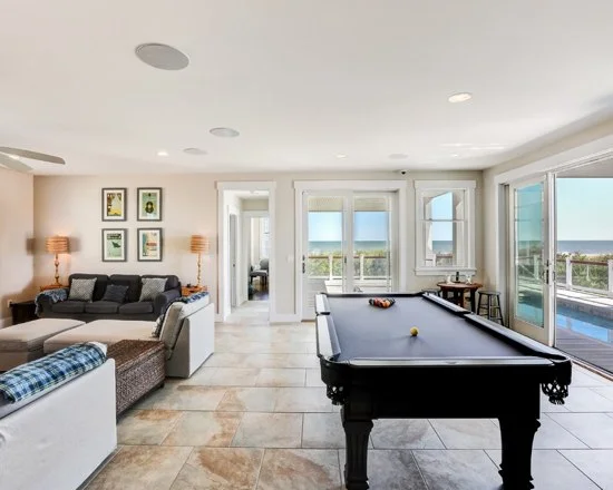 f57139610c58a6d0_3552-w550-h440-b0-p0-q87--beach-style-family-room.jpg