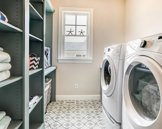 e661194b0a01d06d_7938-w550-h440-b0-p0-q87--beach-style-laundry-room.jpg