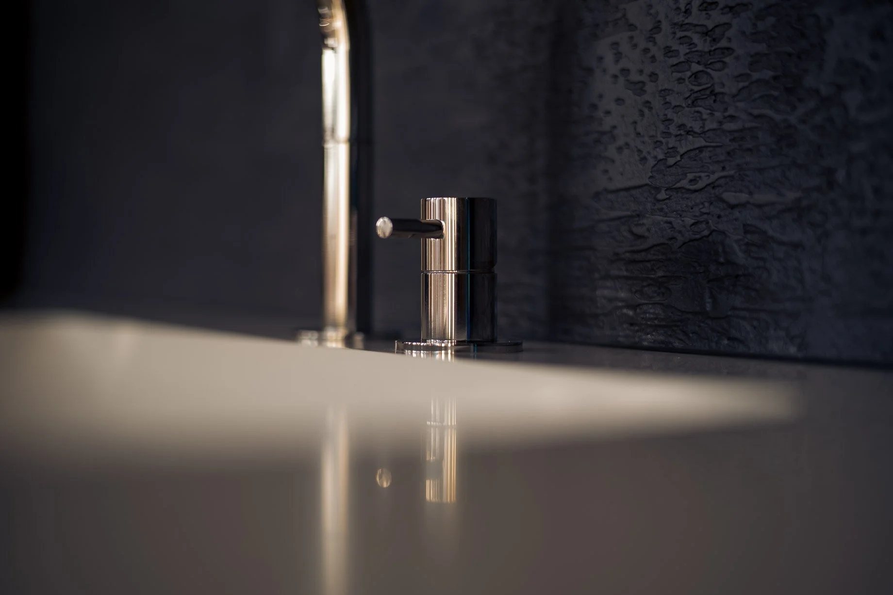 Robinetterie de lavabo avec mitigeur MGS, facile à utiliser, en acier inoxydable poli brillant de haute qualité.