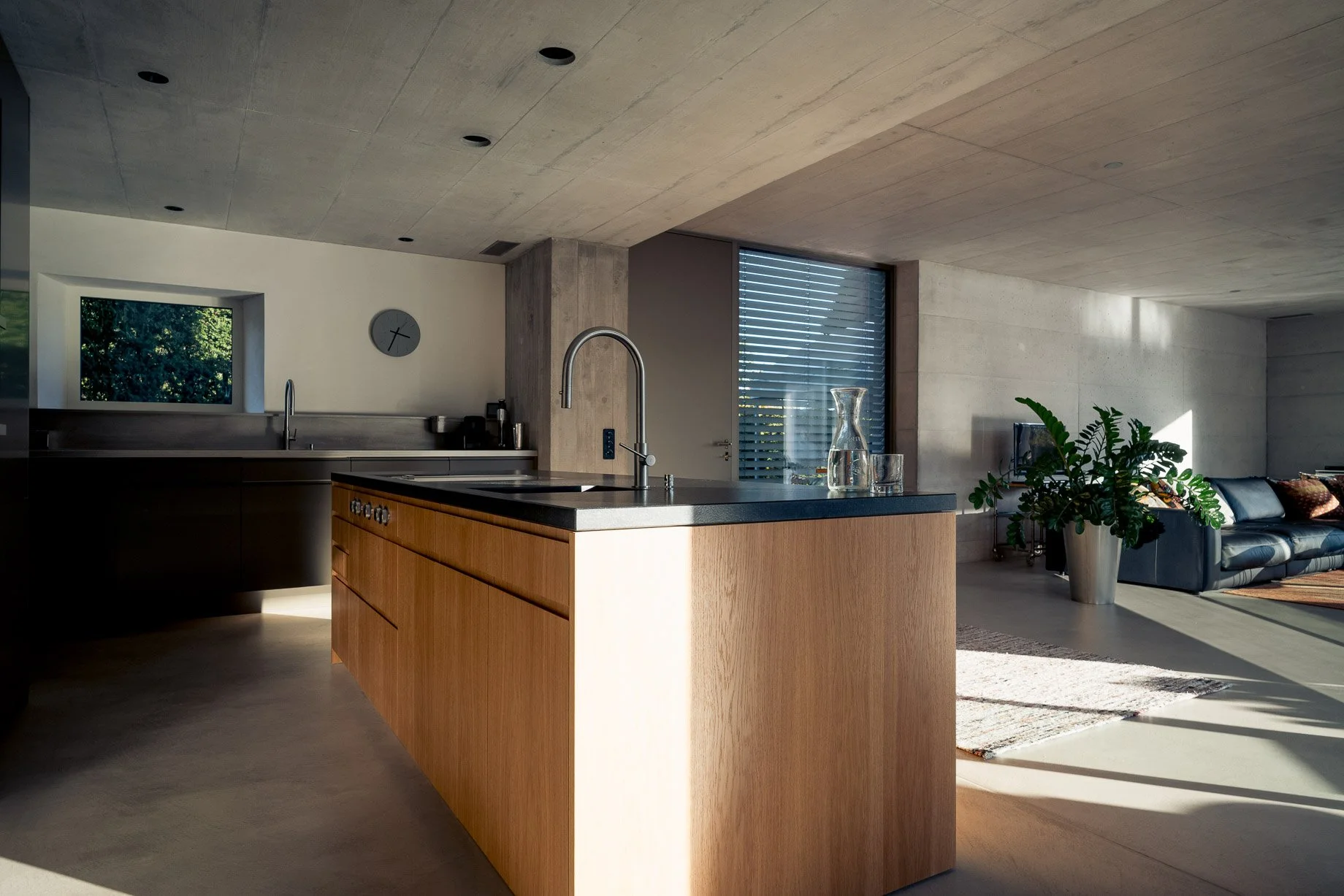 Aménagement de cuisine avec deux mitigeurs de cuisine intemporels de la marque noble MGS.