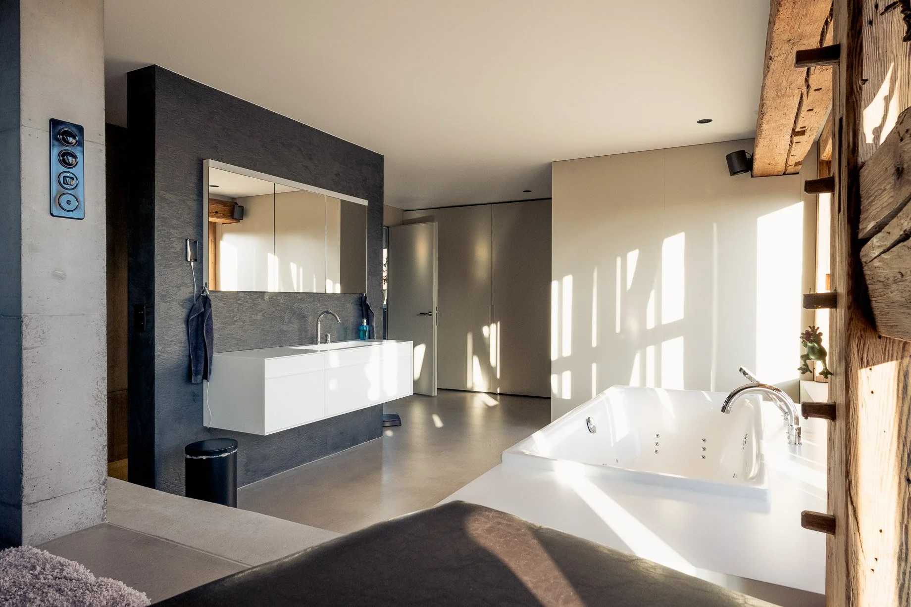 Espace aquatique avec robinetterie de salle de bains de la marque haut de gamme MGS.