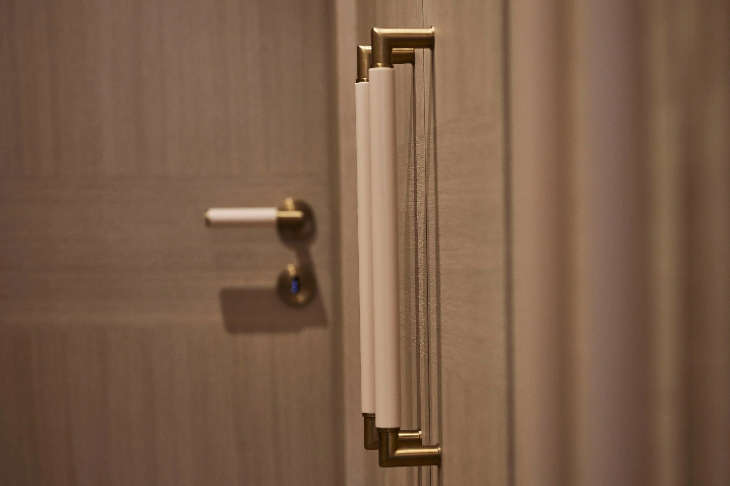 Poignées de porte  et  poignées de meuble  de la ligne IVO, le manche de la poignée a été fabriqué dans un matériel semblable à l’ivoire. Pièce d'angle et rosace en laiton brossé mat