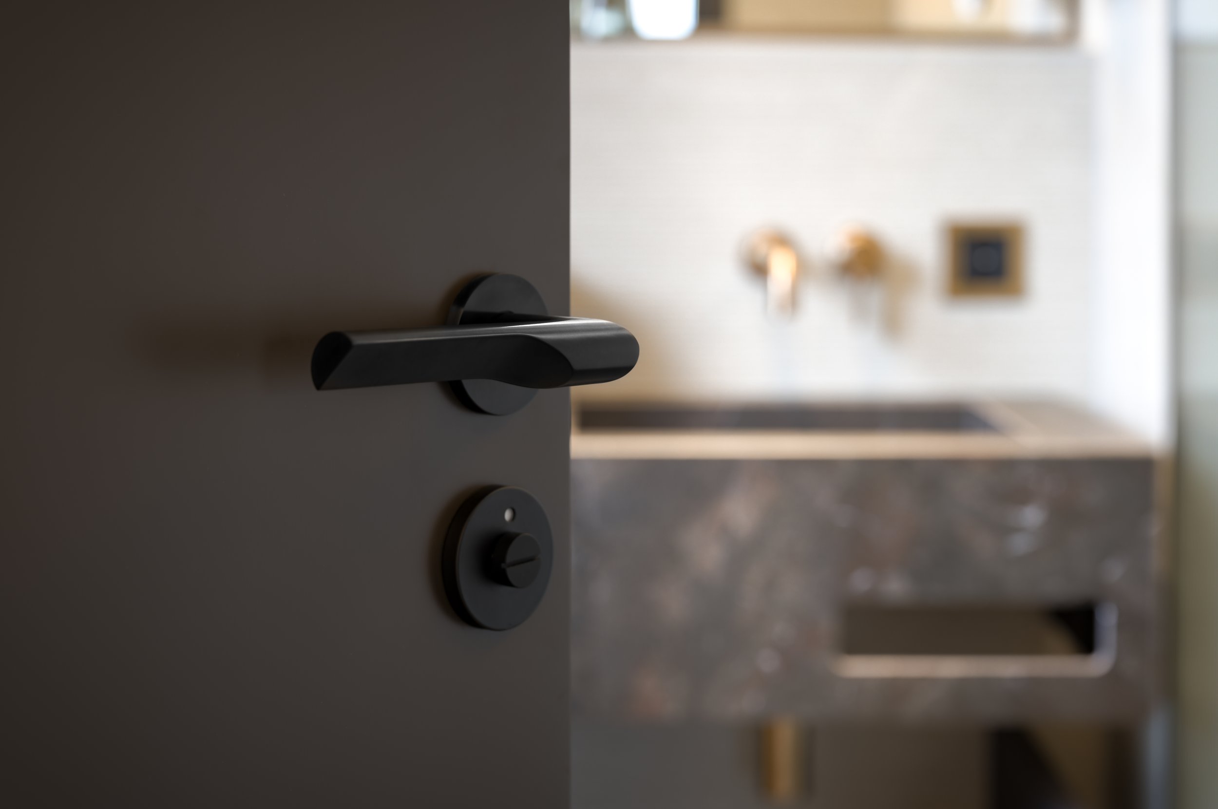  Le  modèle RIVIO  en forme coupé à l'angle a été utilisé comme poignée de porte 