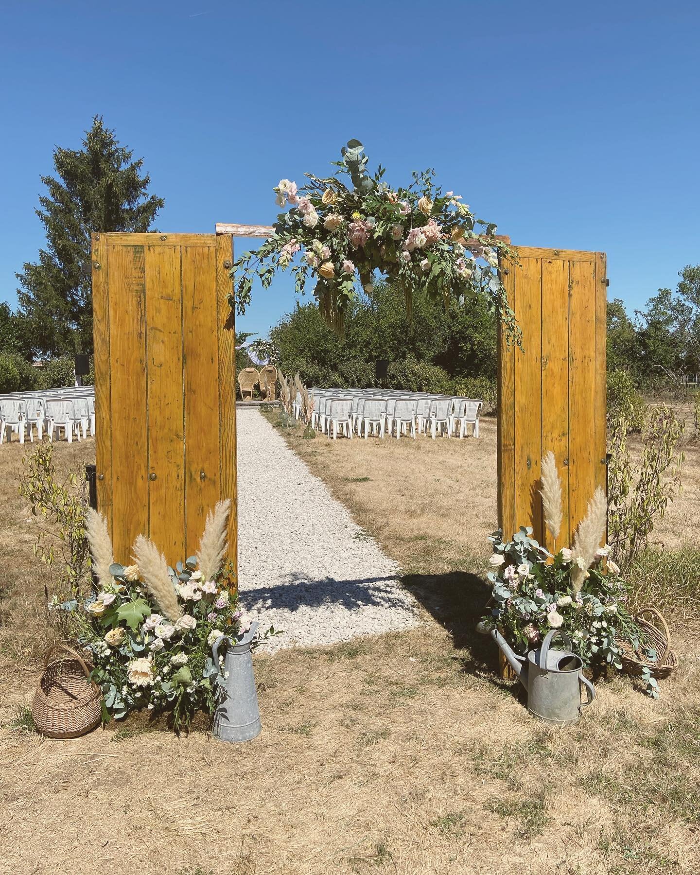 C&eacute;r&eacute;monie la&iuml;que 

Une d&eacute;co boh&egrave;me pour J &amp; F, avec des touches style brocante et vintage. 

@florian_gnnt @djayfiod 

#mariagechampetre #mariageboheme #vintage #weddingstyle #weddingflowers #weddingdecor #congrat