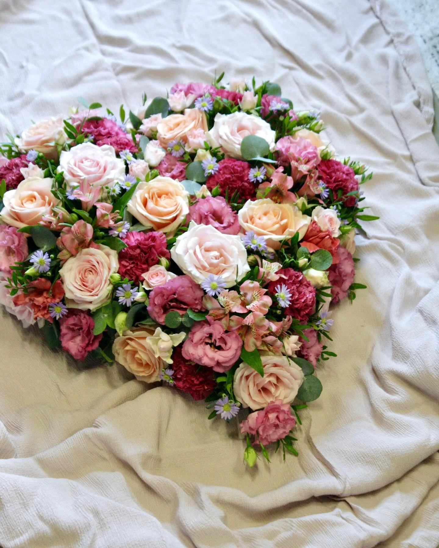Un dernier hommage&hellip; 

Un coeur dans les tons rose et p&ecirc;che qui expriment la douceur, l&rsquo;amour. 

#fleursdeuil #pompesfunebres #fleuriste #valdeurope #coeur #hommage #deuil #funeral #ceremoniefuneraire #serris #marnelavallee