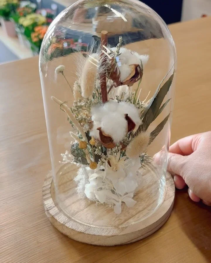 Vos commandes personnalis&eacute;es faites main #bypassiflore 

1/ cloche florale 
2/ peigne fleuri 

N&rsquo;h&eacute;sitez pas &agrave; nous contacter pour vos projets ! 

#fleurssechees #clochefleurie #clocheflorale #peignefleurss&eacute;ch&eacute