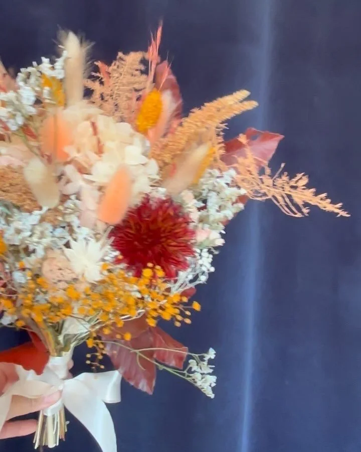 Autumn wedding vibes 🍂

Bridal bouquet made with dried and preserved flowers. 

Boutonni&egrave;res and bracelets for the wedding party. 

Congratulations to the lovely couple ! 

#weddingflowers #bridalbouquet #mariagefleurssechees #fleurssechees #