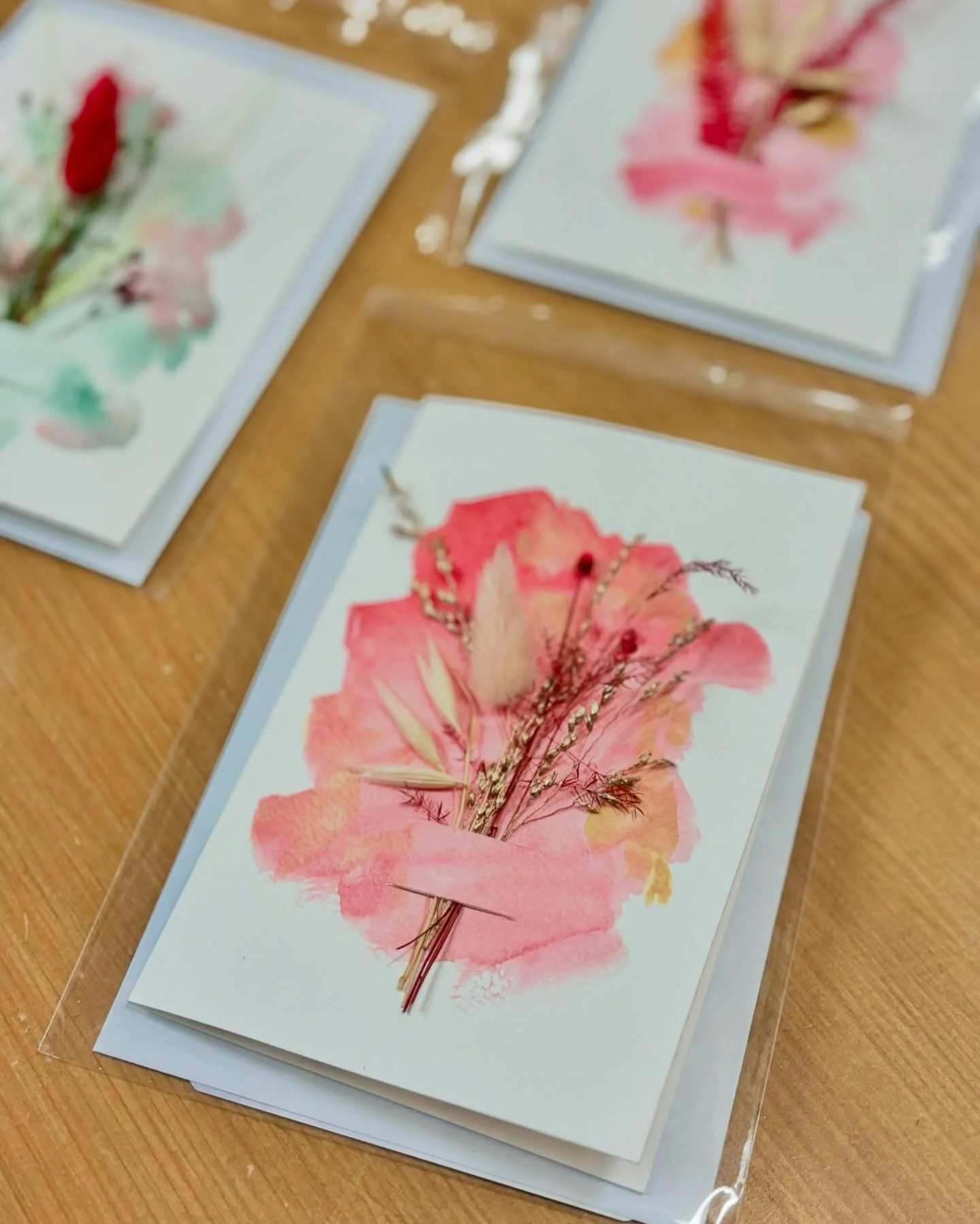 Nouveaut&eacute;s ! 

En collaboration avec @aquarelleintuitive, vous trouverez une belle collection de cartes pour vos cadeaux de No&euml;l. 

En panne d&rsquo;id&eacute;es ? Une carte cadeau chez Passiflore pour un futur atelier d&rsquo;art floral 