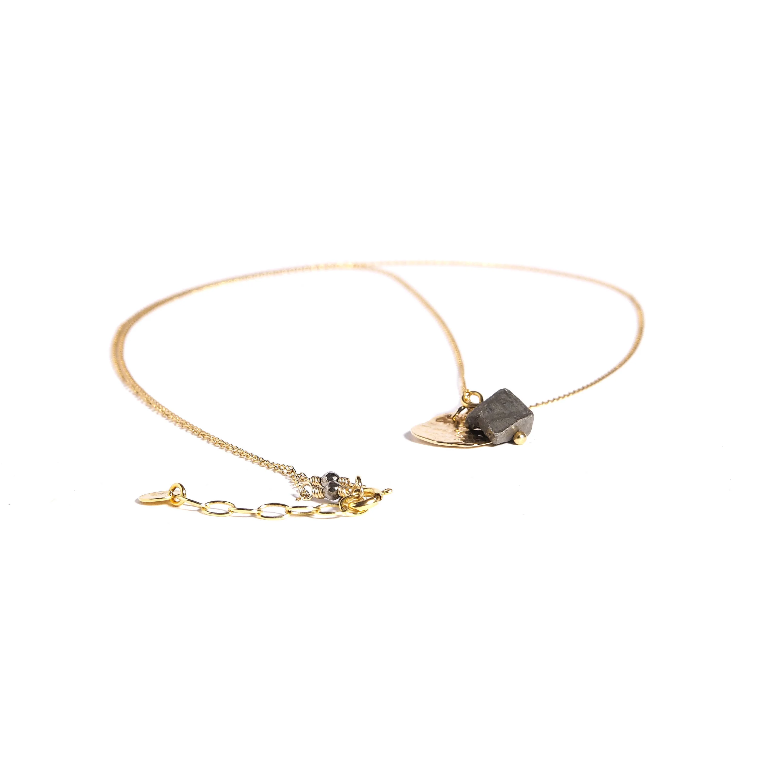 lyto_collier_medaille_fire_pyrite_gris_1.jpg