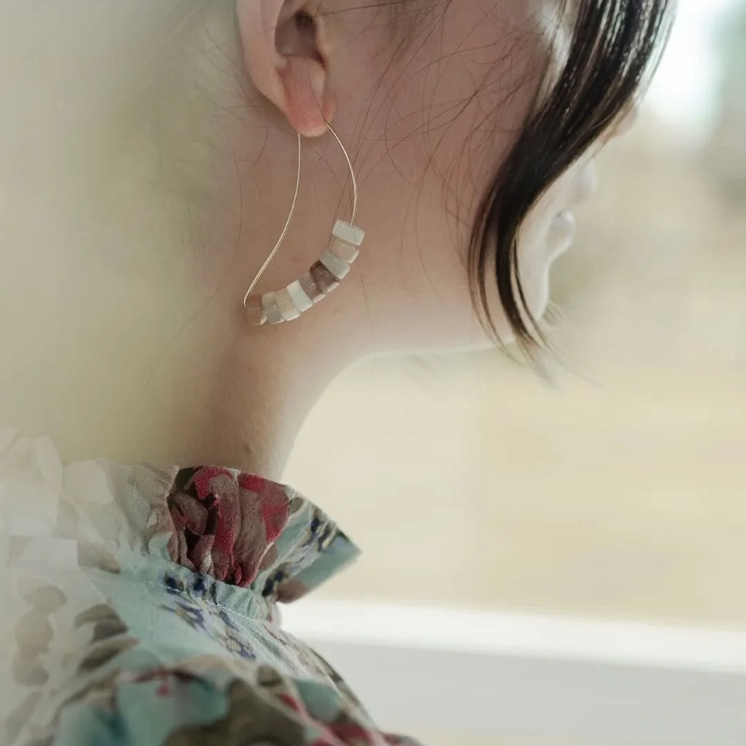 🌕&nbsp;Les Collections Iconiques LYTO 
MOON &mdash; 2021&nbsp;🌕
Imagin&eacute;e par&nbsp;LYTO, cette collection c&eacute;l&egrave;bre la douceur et la lumi&egrave;re subtile des&nbsp;pierres de lune, soigneusement mont&eacute;es &agrave; la main da