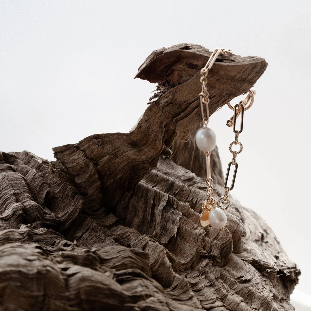 La perle de culture 🤍 chez LYTO
🐚Ce tr&eacute;sor des oc&eacute;ans a naturellement trouv&eacute; sa place dans les collections LYTO 
🤍Symbole d'&eacute;l&eacute;gance intemporelle et de puret&eacute;, la perle sublime chaque moment unique de votr