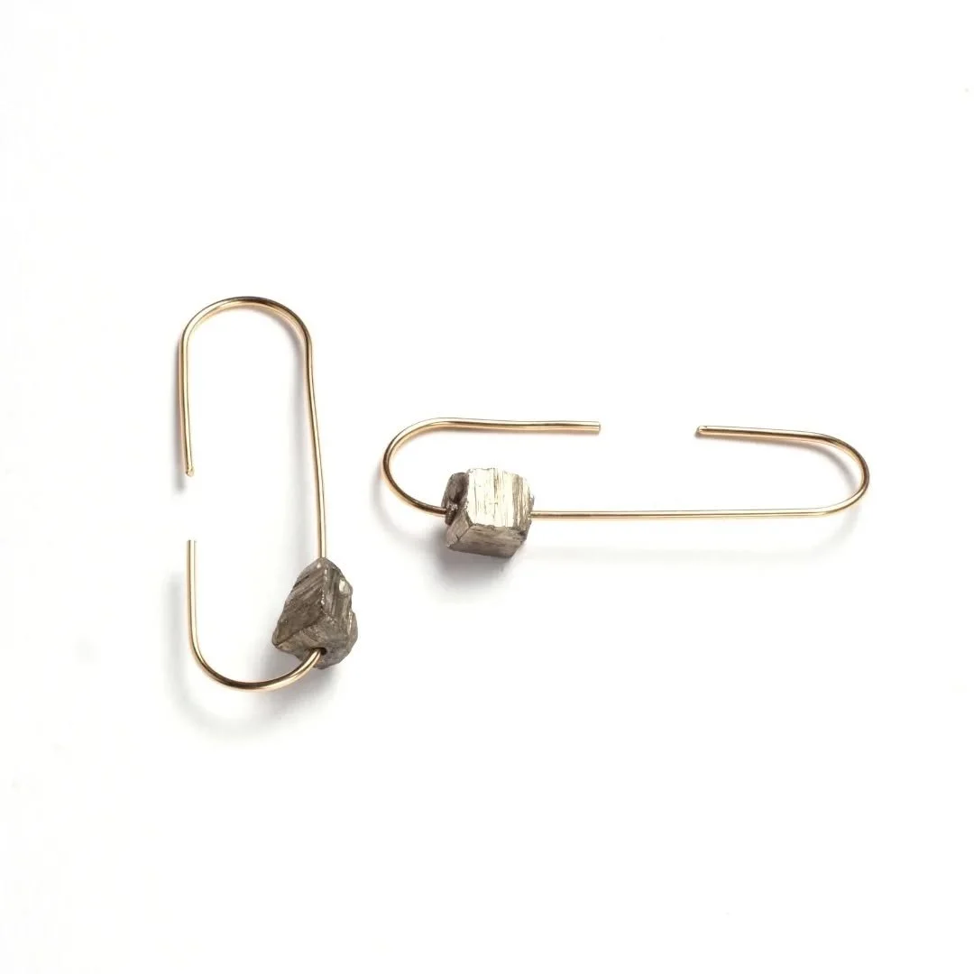 ✨️En 2019, j'ai cr&eacute;&eacute; cette collection qui porte en elle l'essence m&ecirc;me de son nom.
✨️La pyrite brute. L&rsquo;Or des Fous. Pour son &eacute;clat trompeur, mirage qui a fait chavirer les t&ecirc;tes de nombreux chercheurs d&rsquo;o