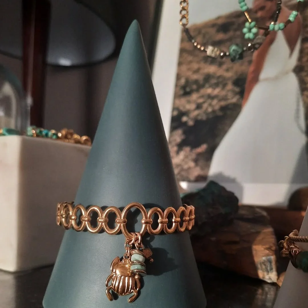 Belle luminosit&eacute; au Showroom LYTO ce week-end... rien de tel pour mettre en valeur les &eacute;meraudes de la collection Scarab&eacute;e Sacr&eacute; ...
Retrouvez ces collections sur ma boutique en ligne www.lyto-bijoux.com 
C&ocirc;ne @valer